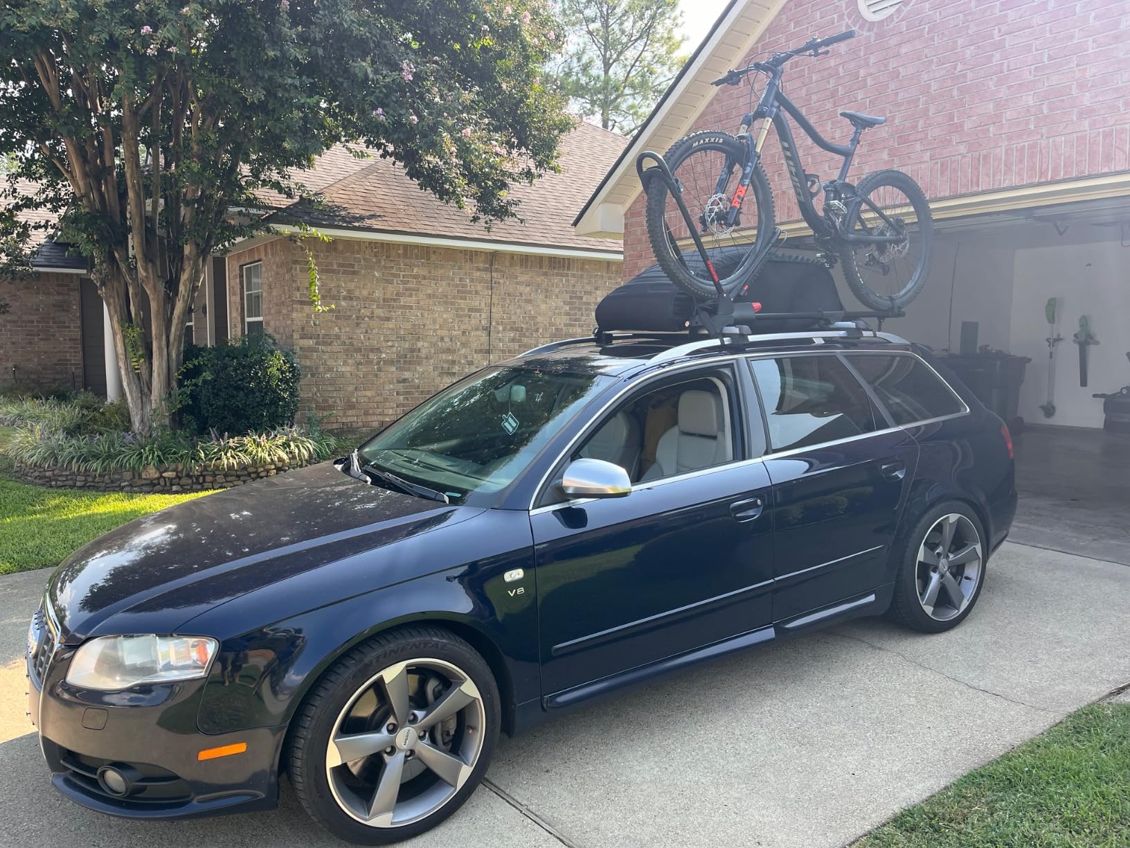 Yakima Rooftop Bike Rack Mount, Heavy-Duty Car & SUV Roof Carrier, FrontLoader, Black customer photo 1