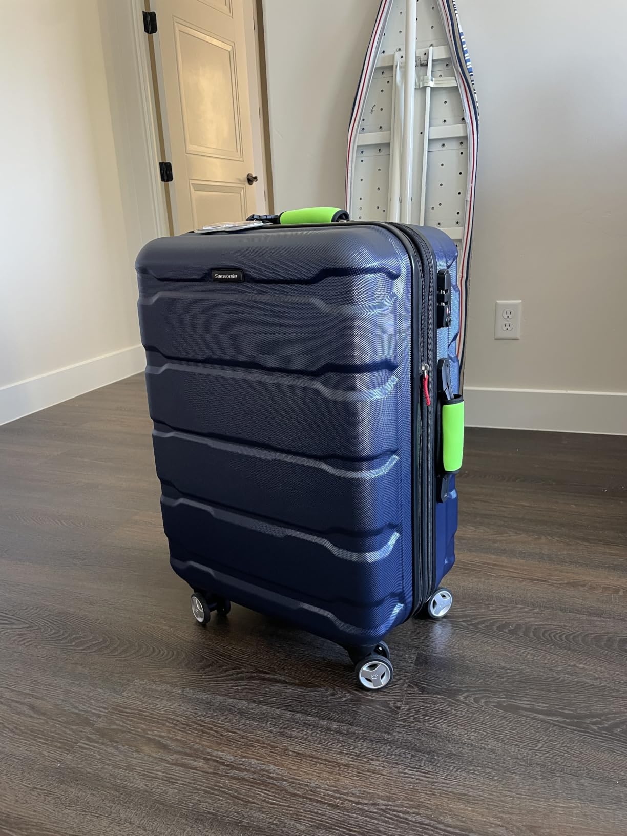 Omni PC Hardside Expandable Luggage with Spinner Wheels, Black, 3-Piece Set (20/24/28) customer photo 1