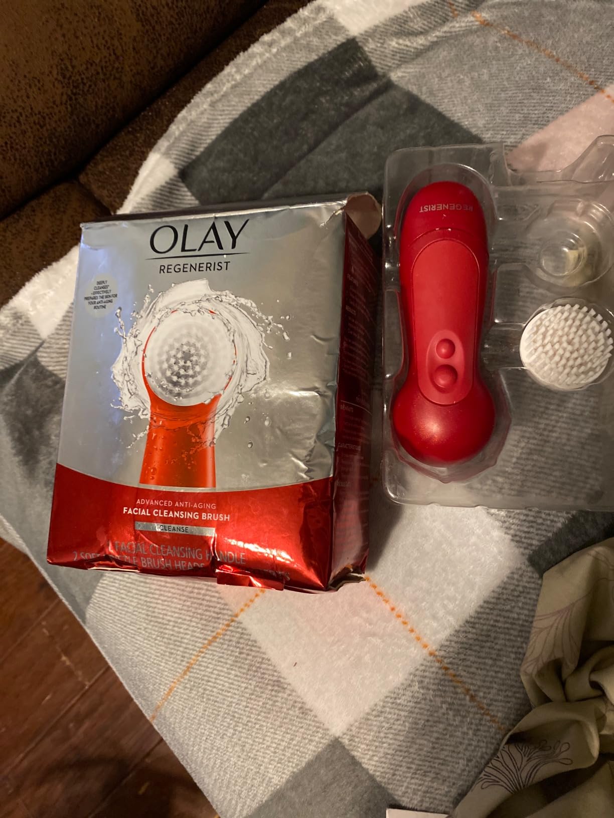 Olay Facial Cleansing Brush Regenerist, Face Exfoliator with 2 Brush Heads customer photo 1