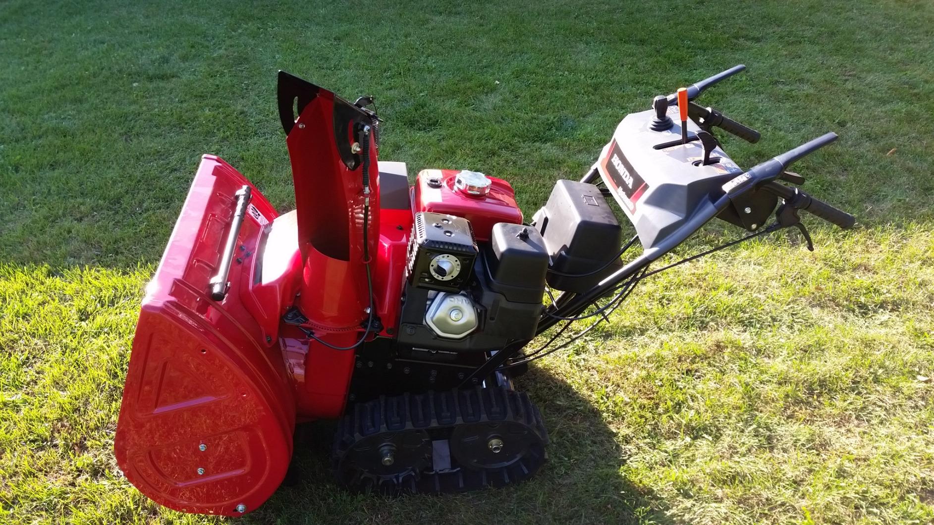 Honda HSS928AAT 28-Inch Two Stage Snow Blower | Track Drive and Auger Height Control, Clears Up to 1900 Pounds per Minute with 52-Foot Max Throwing Distance, Self-Propelled customer photo 2