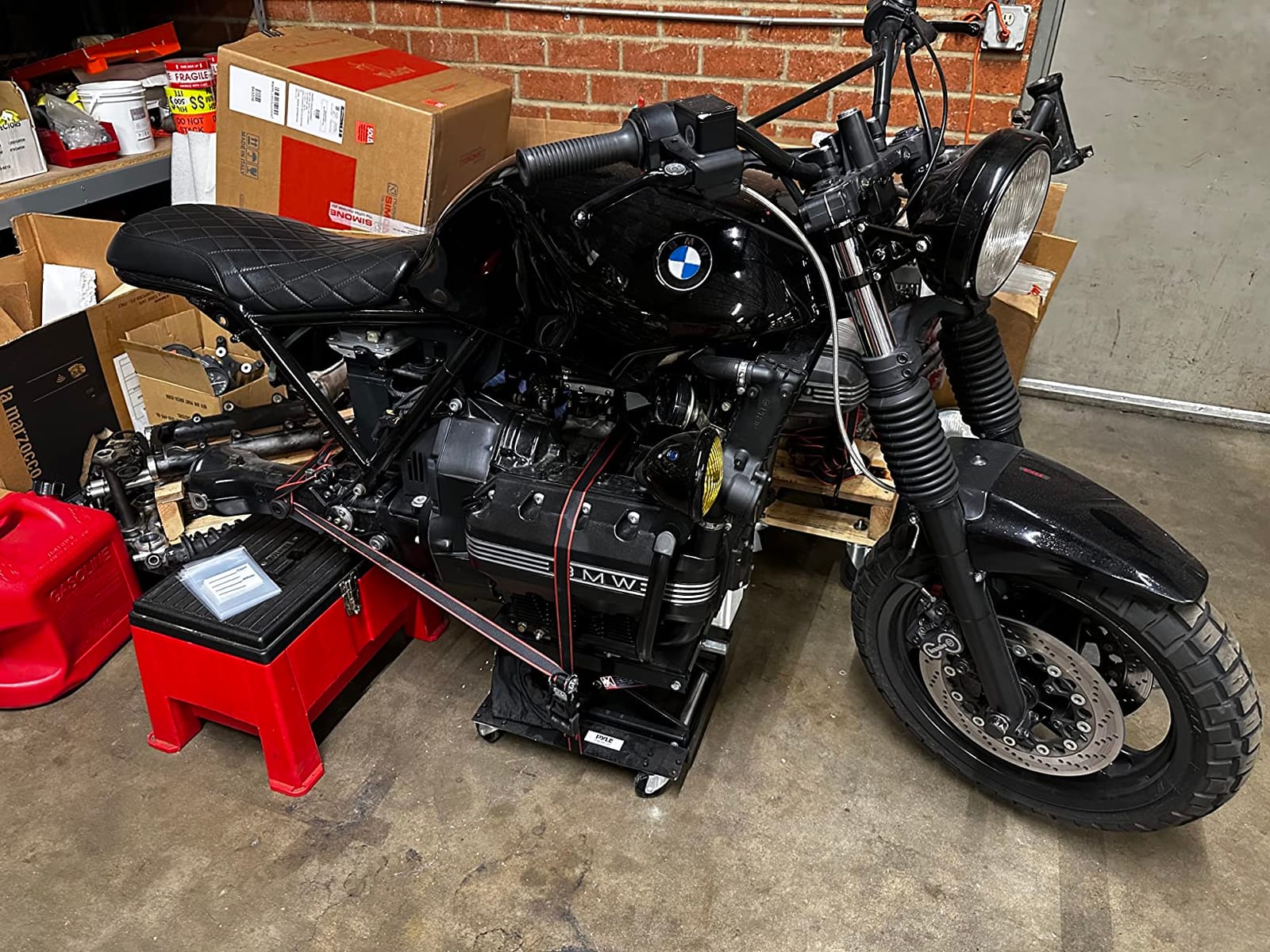 Pyle Motorcycle Lift, Scissor Jack, Dolly, Heavy Duty Steel, 1100 lbs Capacity, Black Powder Coat, Anti-Skid Rubber, Collapsible, Portable, Includes 4 Caster Wheels, Easy Storage, PLMOTJC11 customer photo 1