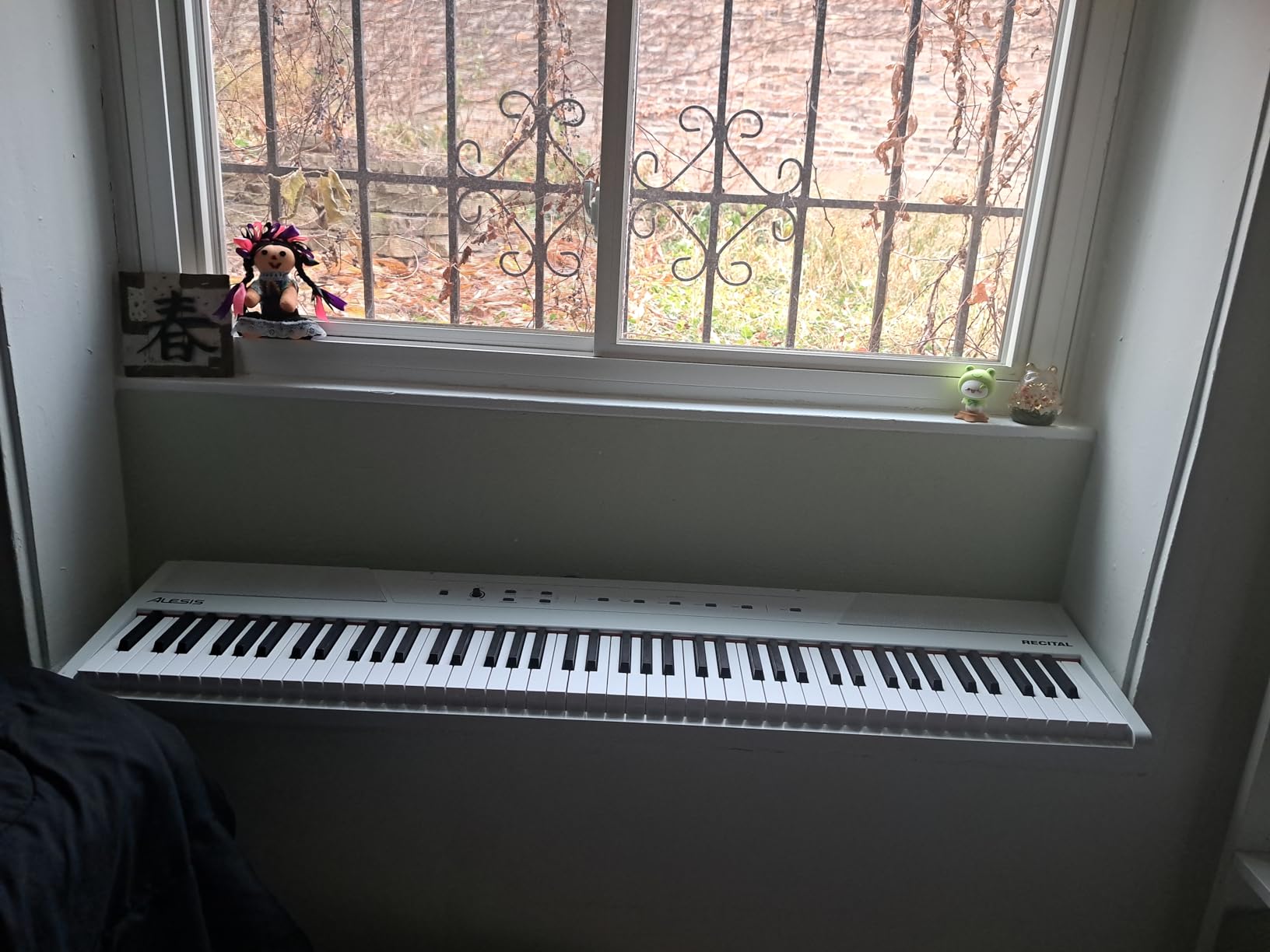 Alesis Recital 88-Key Digital Piano with Semi-Weighted Keys, White | 20W Speakers, 5 Voices, Split/Layer Modes, Adjustable Touch Response, Piano Lessons, for Beginners customer photo 2
