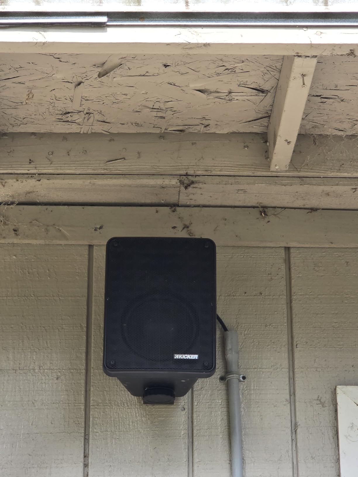 KICKER KB6B 2-Way Full Range Indoor Outdoor Speakers (Pair) Weatherproof Speakers for Patio Garage Poolside, 6.5 inch woofer, Black customer photo 2