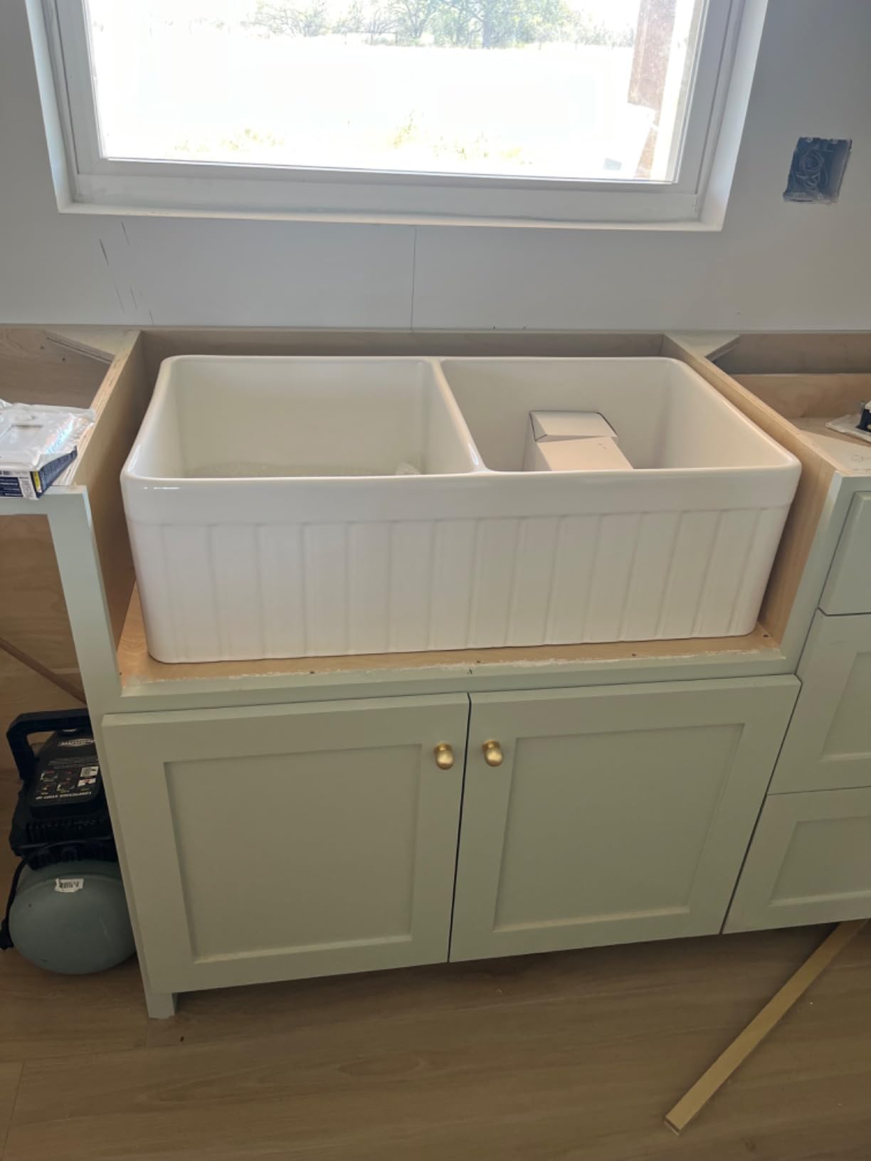 Miuara Double Bowl Farmhouse Sink 33