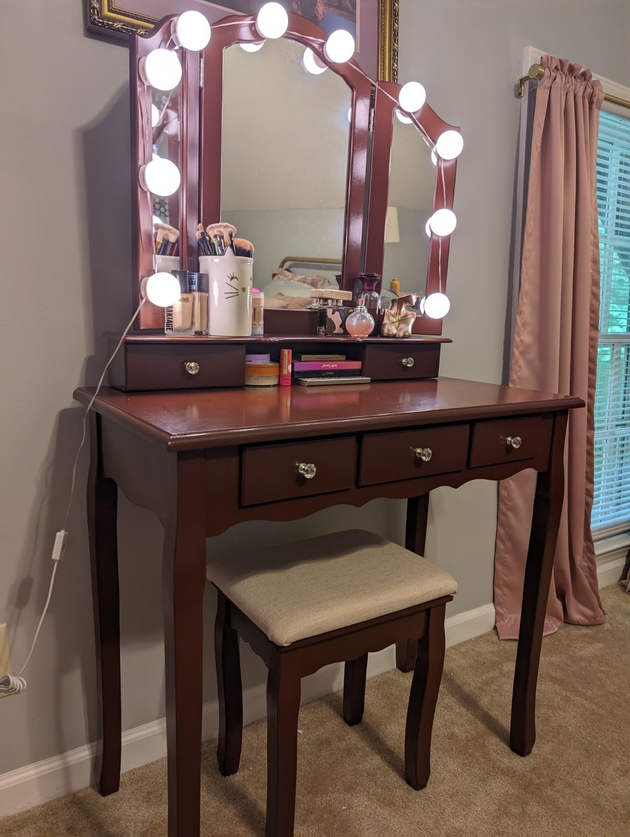 Tiptiper Makeup Vanity with Lights, Vanity Desk with Lighted Mirror and Stool, Vanity Table Set with 5 Drawers, 3 Light Settings, Adjustable Brightness, White customer photo 2