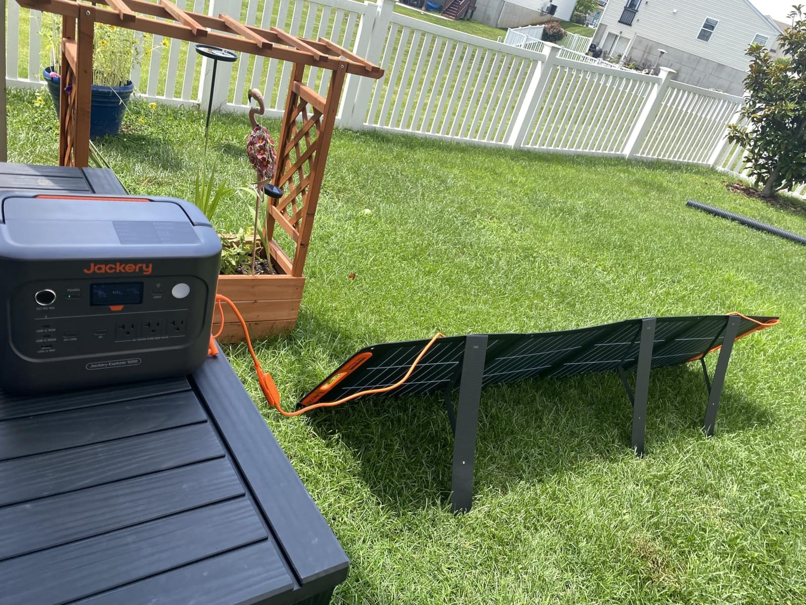 Jackery Solar Generator 1000 v2 and 200W Solar Panel,1070Wh,1500W AC customer photo 1
