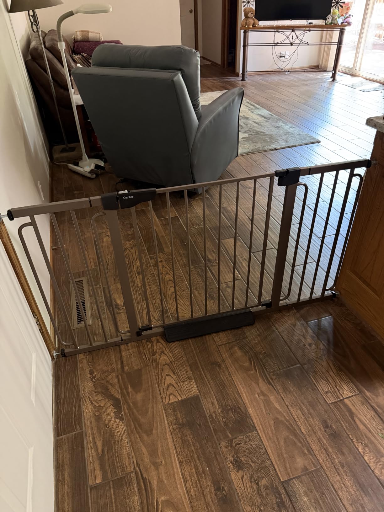 Cumbor 30-48 in Baby Gate for Stairs, Auto Close Dog Gate Indoor, White customer photo 1