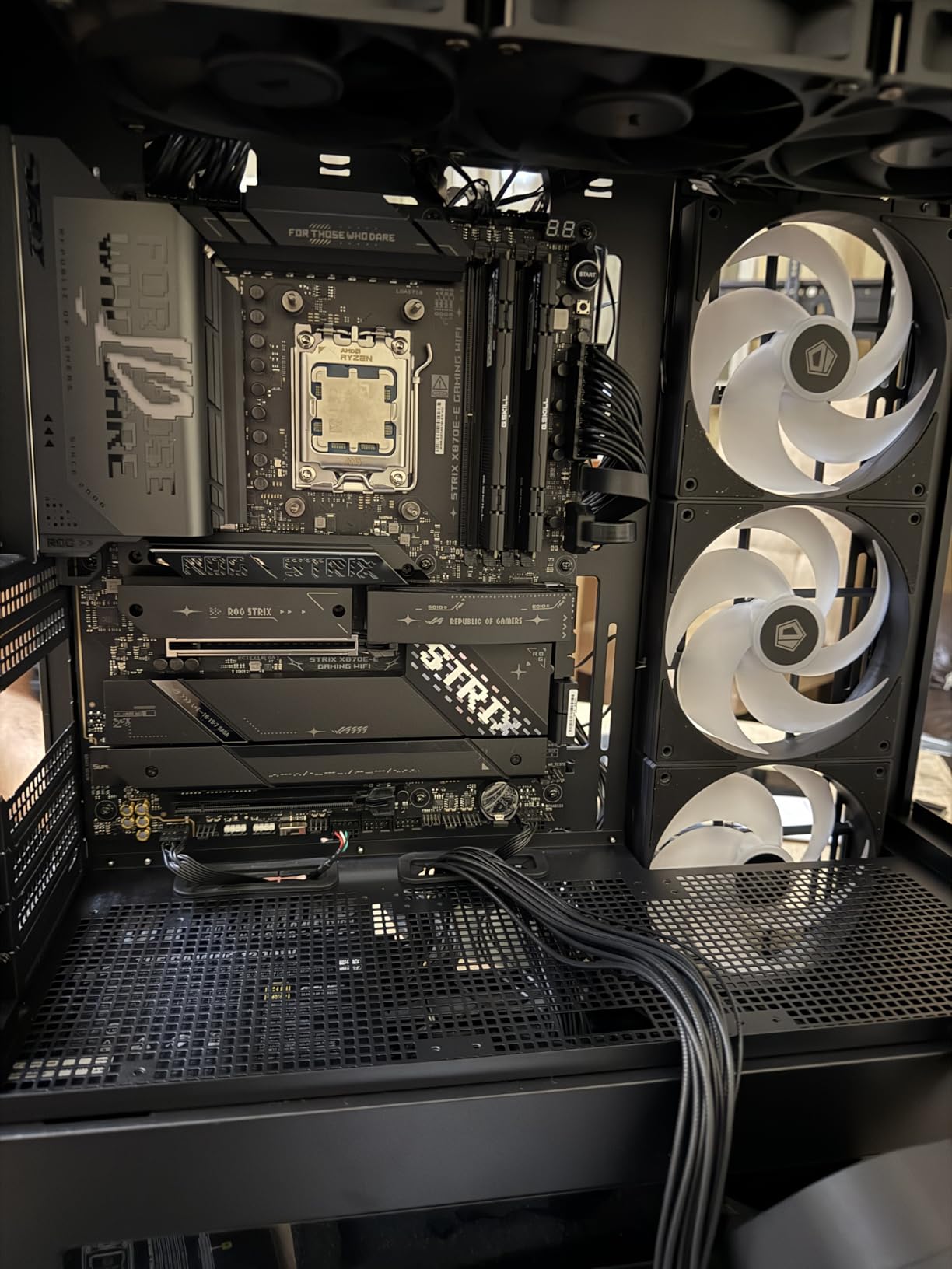 ASUS ROG Strix X870E-E Gaming WiFi AMD AM5 X870 ATX Motherboard 18+2+2 Power Stages, DDR5 AEMP, WiFi 7, 5X M.2, PCIe 5.0, USB4 customer photo 1