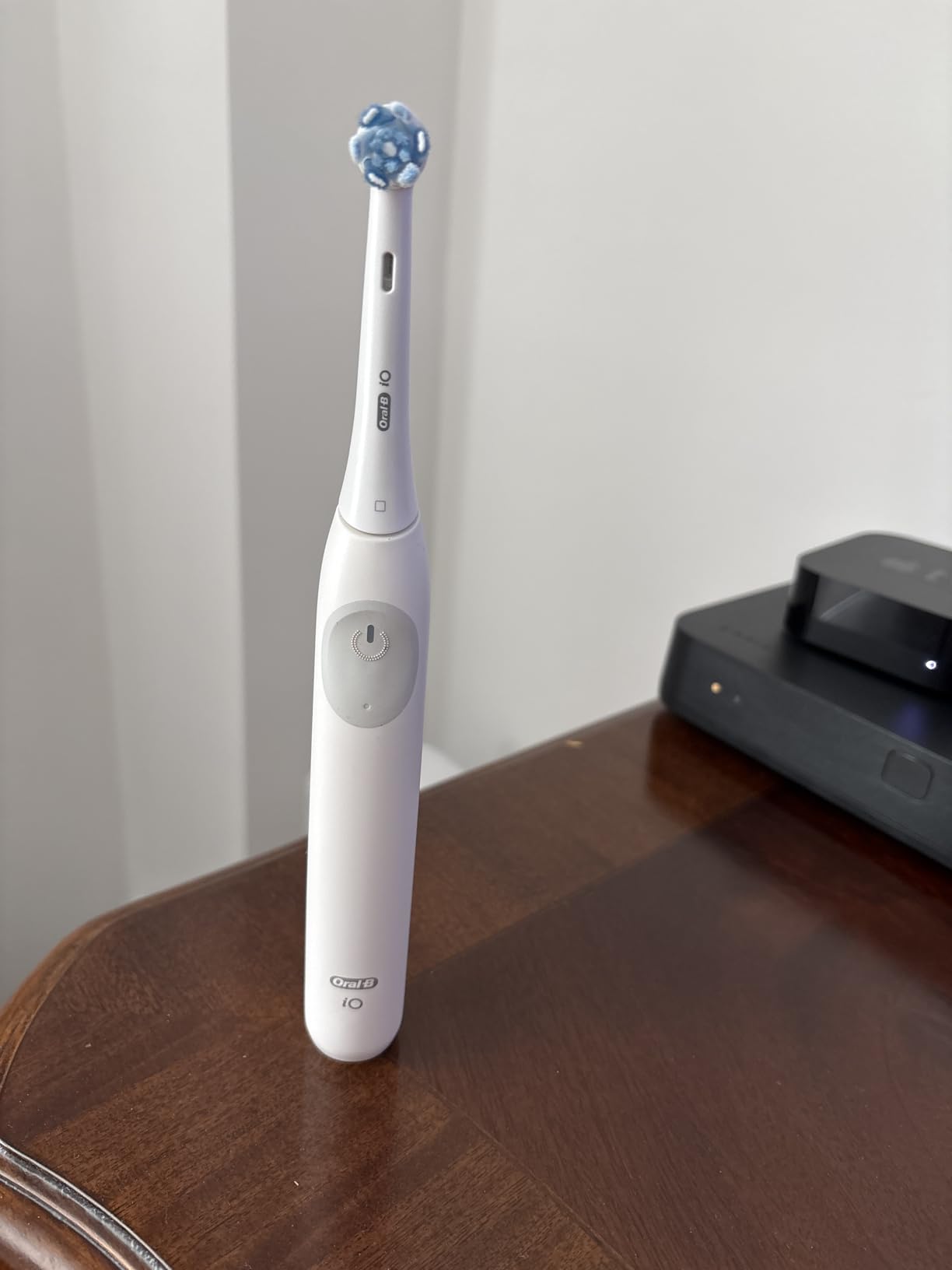 Oral-B Rechargeable Electric Toothbrush, iO Limited Simple Clean, 3 Cleaning Modes, Automatic Pressure Sensor to Protect Gums, Travel Case, White customer photo 2