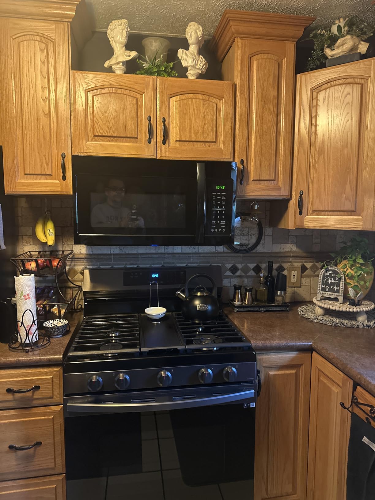 BLACK+DECKER Over the Range Microwave Oven, 1.7 Cu.Ft, 1000W customer photo 2