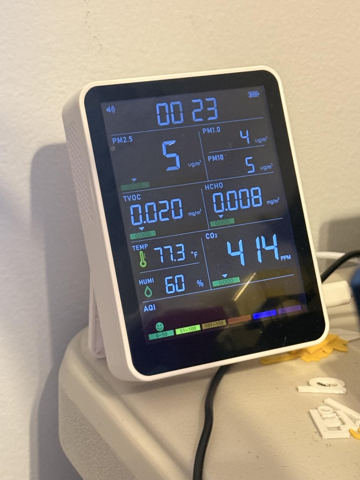 Air Quality Monitor Indoor, 13-in-1 Smart Air Quality Tester with PM 2.5, CO2, TVOC, HCHO, PM1, AQI, PM10, Temperature & Humidity, Real Time Display, Battery Powered, for Home & Office (White) customer photo 1
