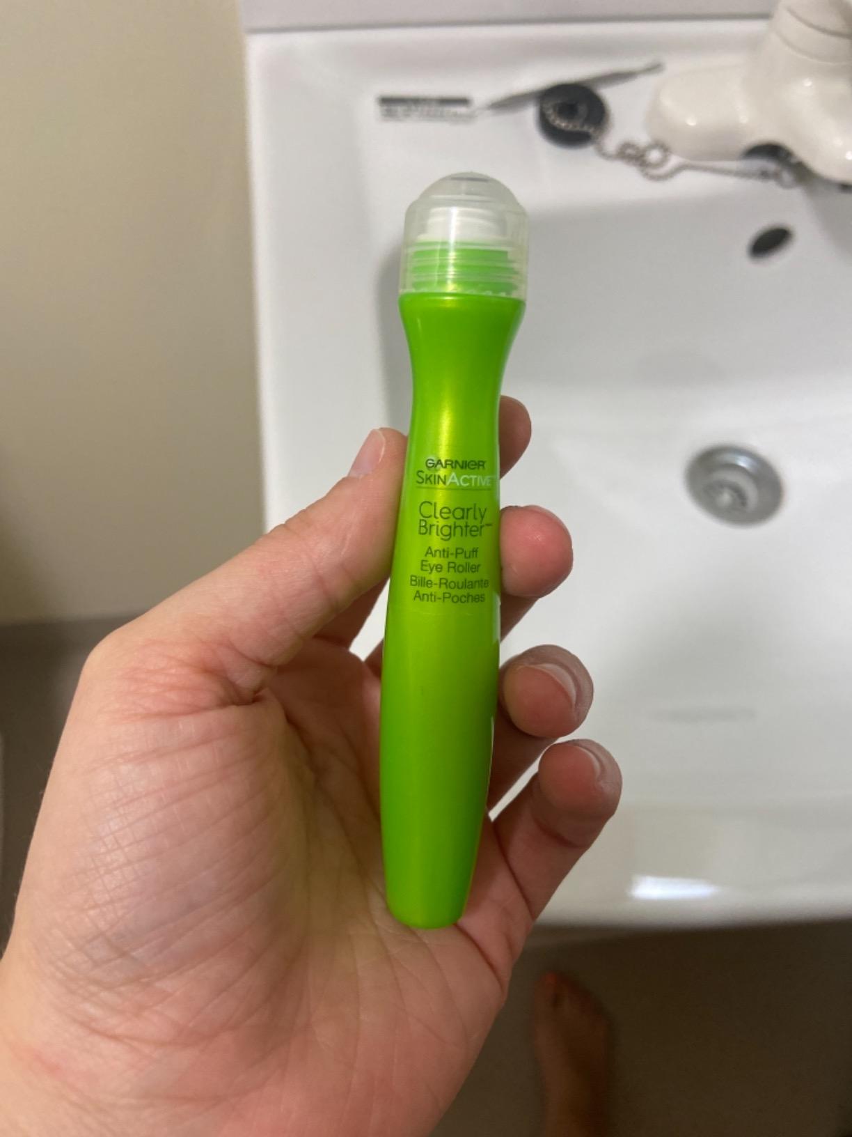 Garnier Clearly Brighter Anti-Puff Eye Roller, Dark Circles Under Eye Treatment with Caffeine and Vitamin C, 0.5 Fl Oz (15mL), 1 Count (Packaging May Vary) customer photo 2