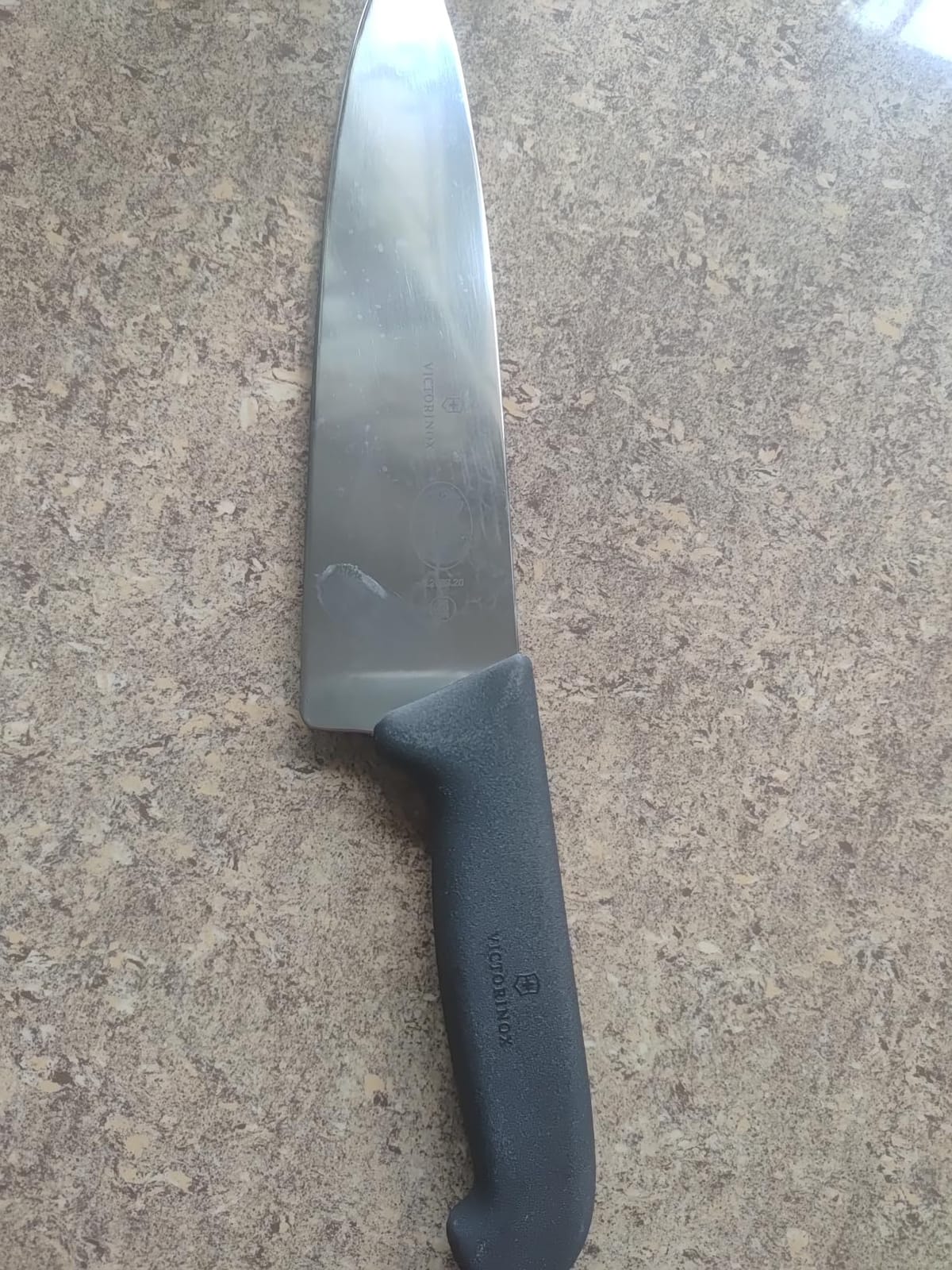 Victorinox Fibrox Pro 8 Inch Chef’s Knife, Dishwasher Safe, Black customer photo 1