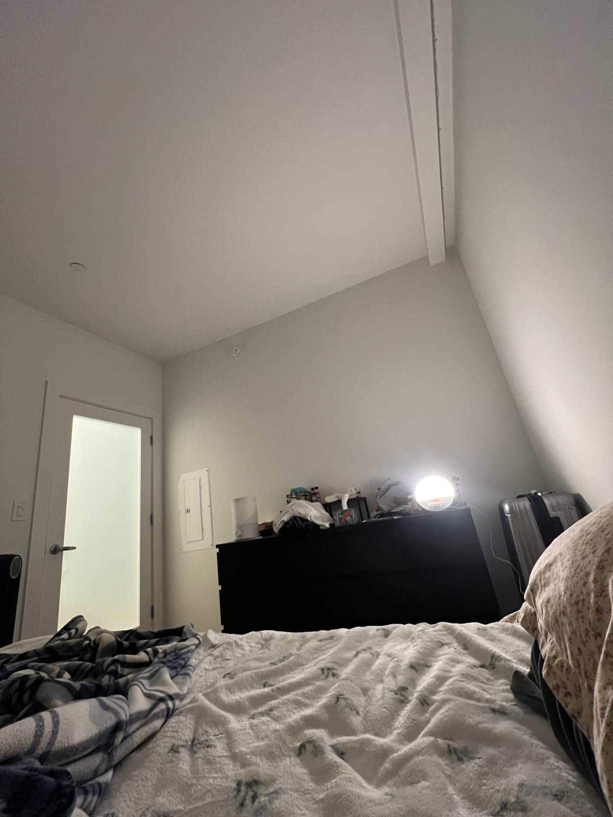 Philips SmartSleep Wake-up Light, Colored Sunrise and Sunset Simulation, 5 Natural Sounds, FM Radio & Reading Lamp, Tap Snooze, HF3520/60 customer photo 1