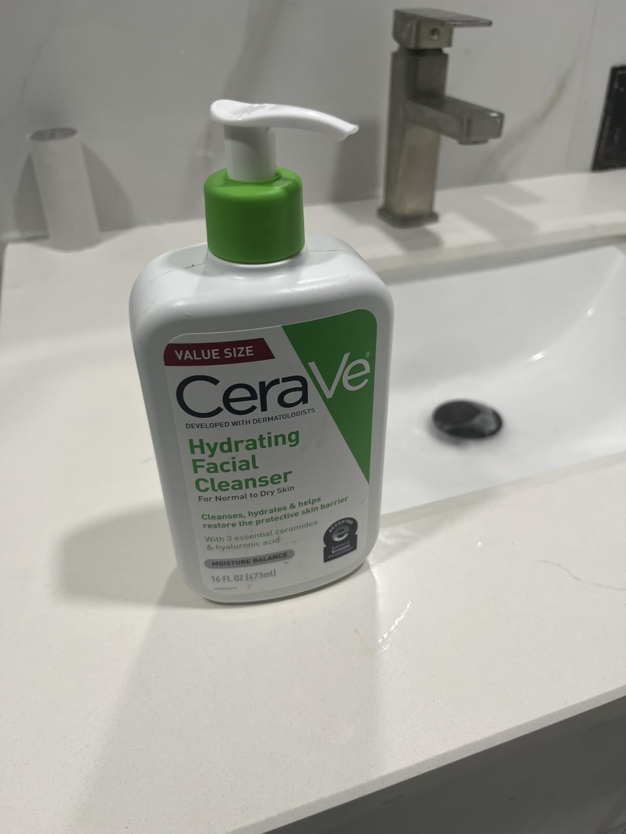 CeraVe Hydrating Cleanser with Hyaluronic Acid, Face Wash for Dry Skin,16oz customer photo 1