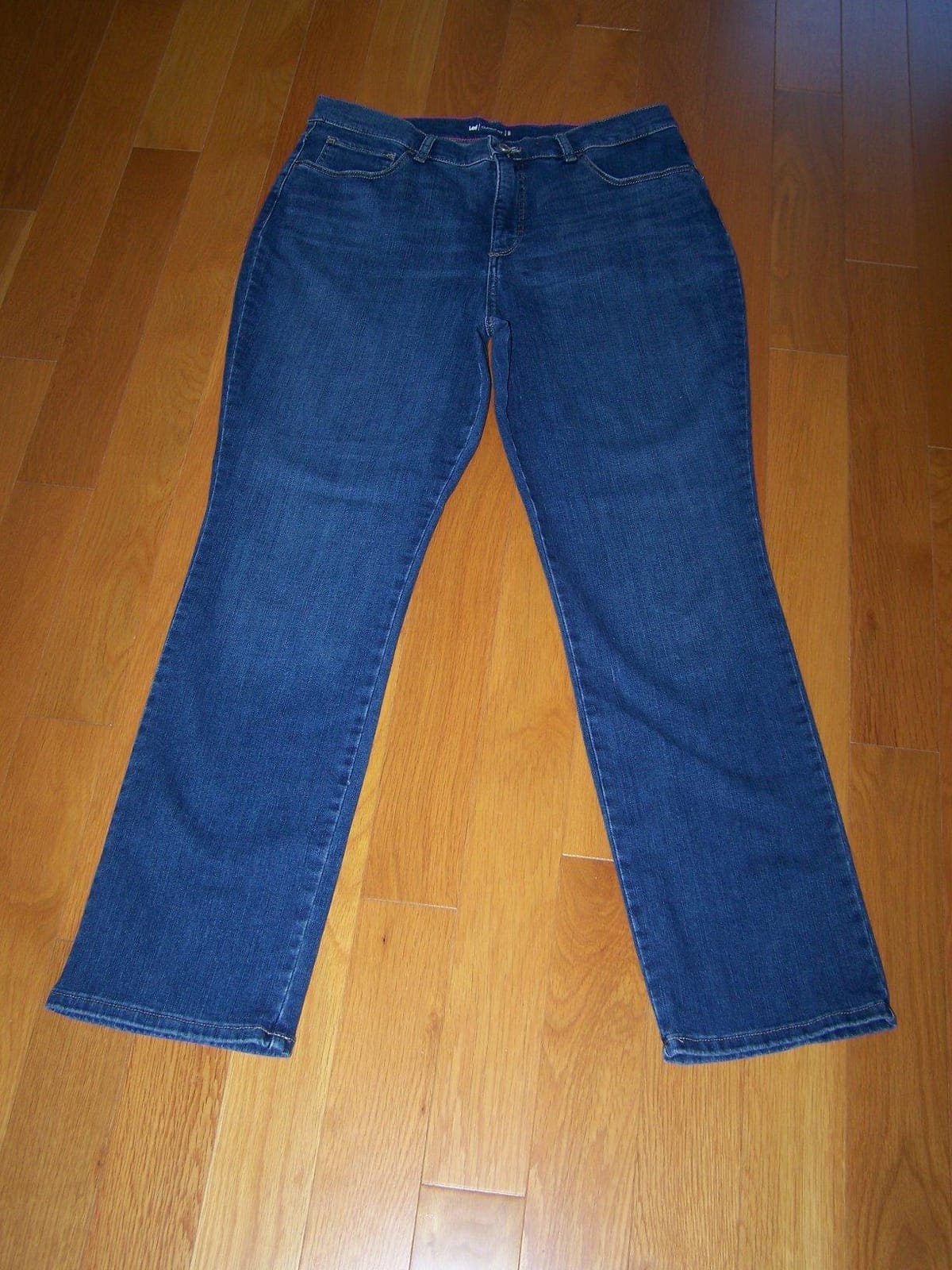 Lee Women's Instantly Slims Classic Relaxed Fit Monroe Straight Leg Jean customer photo 1