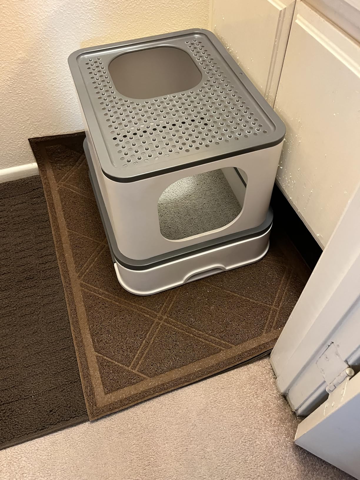 Amazon Basics Less-Mess Litter Trapping Cat Litter Box Mat, Soft on Kitty Paws, Waterproof, Scatter Control, 24