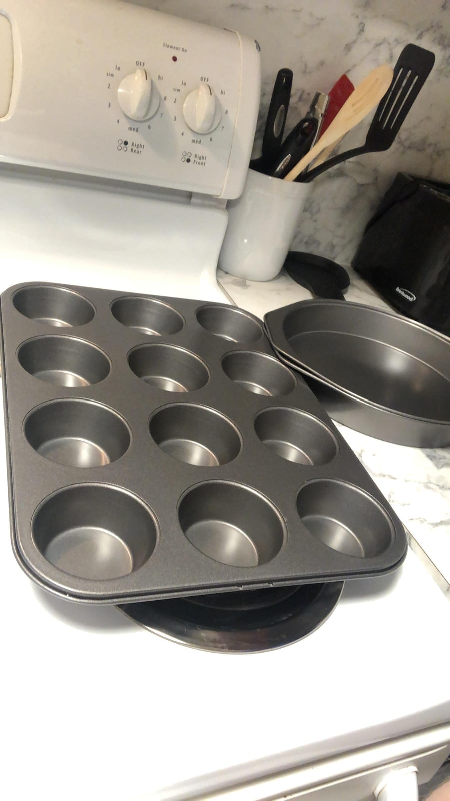 Amazon Basics 6 Piece Nonstick Carbon Steel Bakeware Set with Cake, Muffin, Cookie, and Loaf Pans, Easy Release, Oven Safe, 16.25 x 11.75 x 6.25 inches customer photo 1