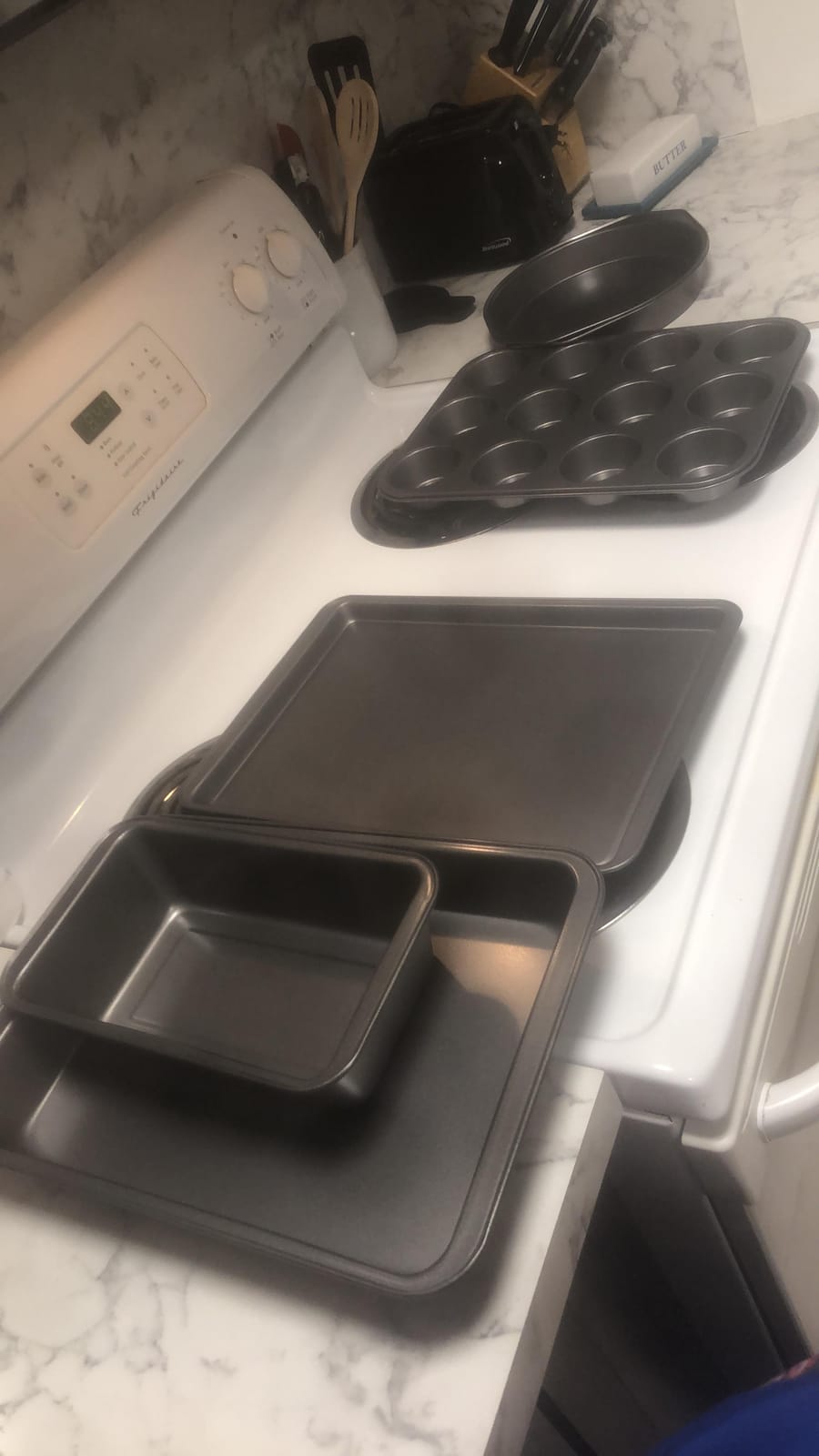 Amazon Basics 6 Piece Nonstick Carbon Steel Bakeware Set with Cake, Muffin, Cookie, and Loaf Pans, Easy Release, Oven Safe, 16.25 x 11.75 x 6.25 inches customer photo 2