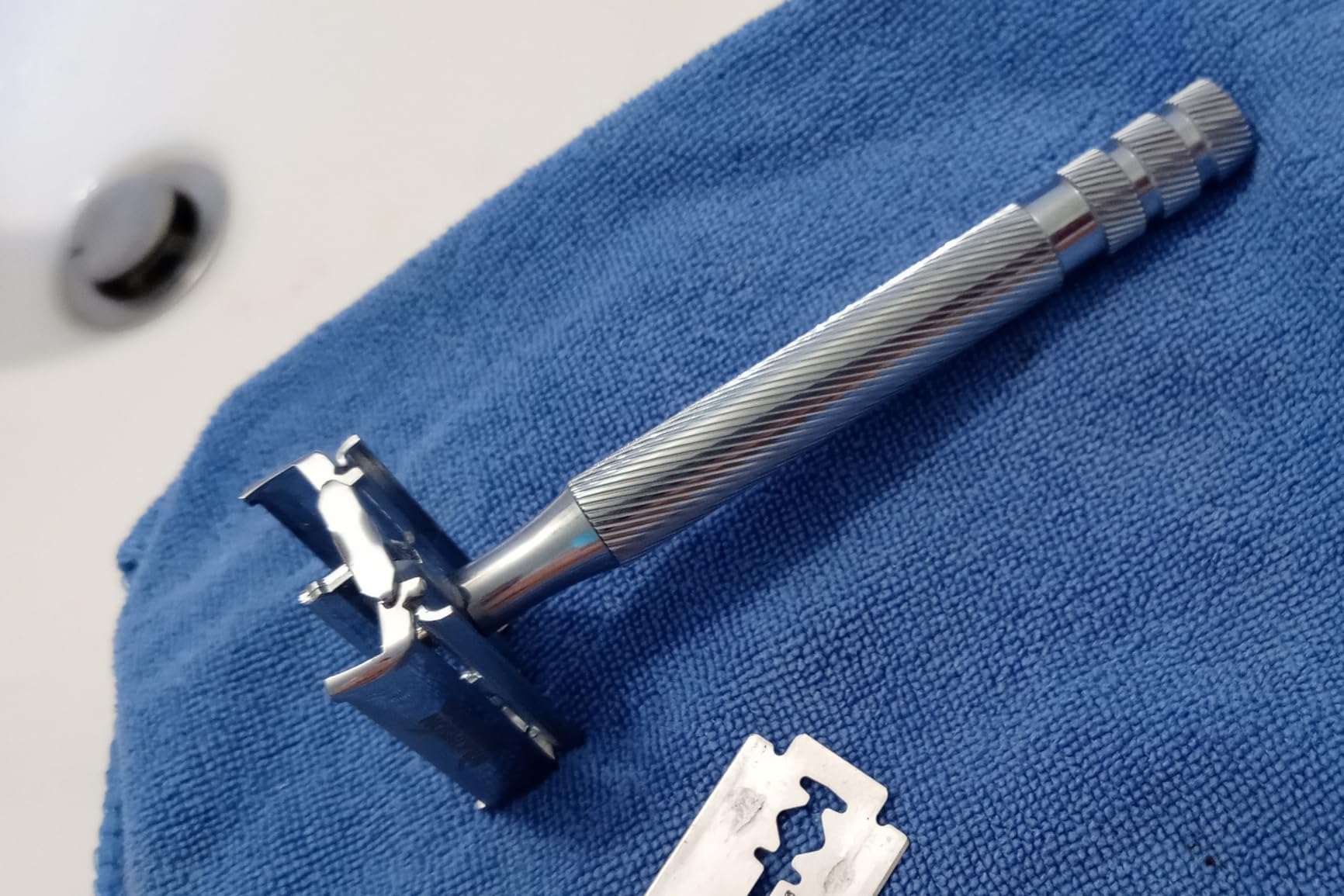 Wilkinson Sword Double Edge Safety Razor, 1 Metal Handle & 5 Razor Blades customer photo 1