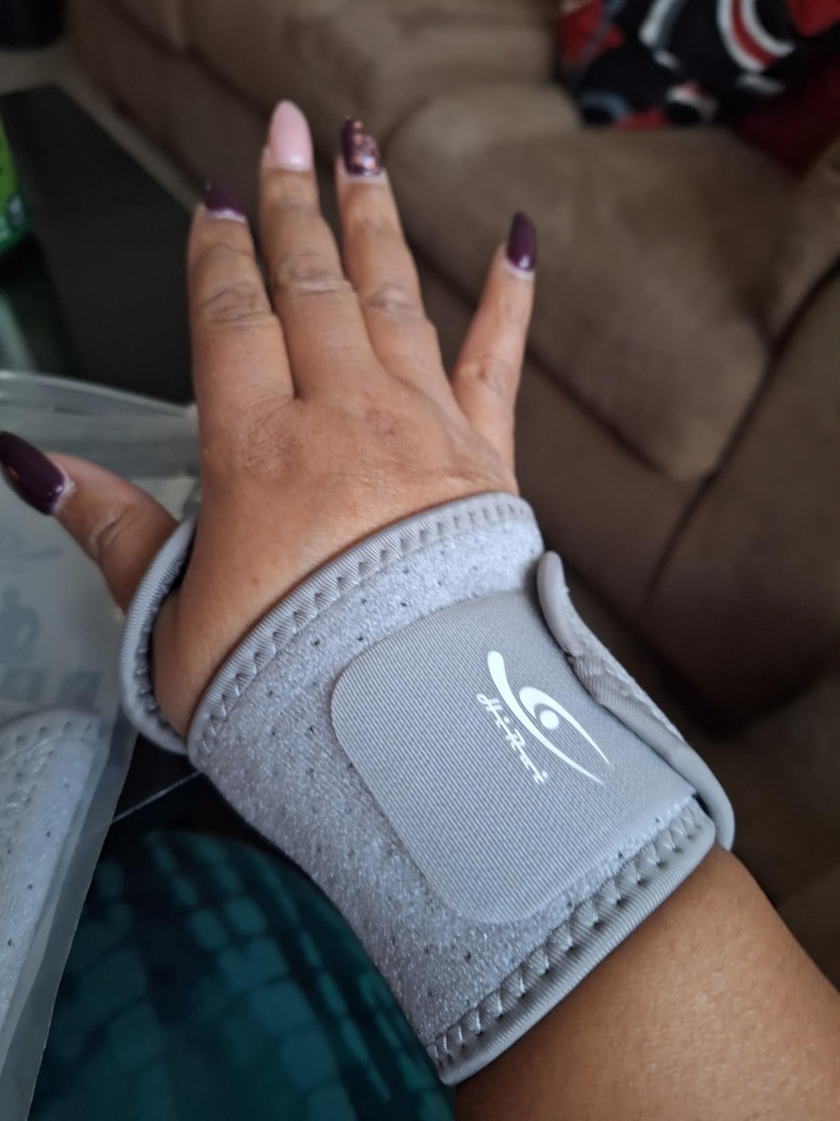 HiRui 2 Pack Wrist Compression Strap and Wrist Brace Sport Wrist Support for Fitness, Weightlifting, Tendonitis, Carpal Tunnel Arthritis, Pain Relief-Wear Anywhere-Adjustable (Black) customer photo 1