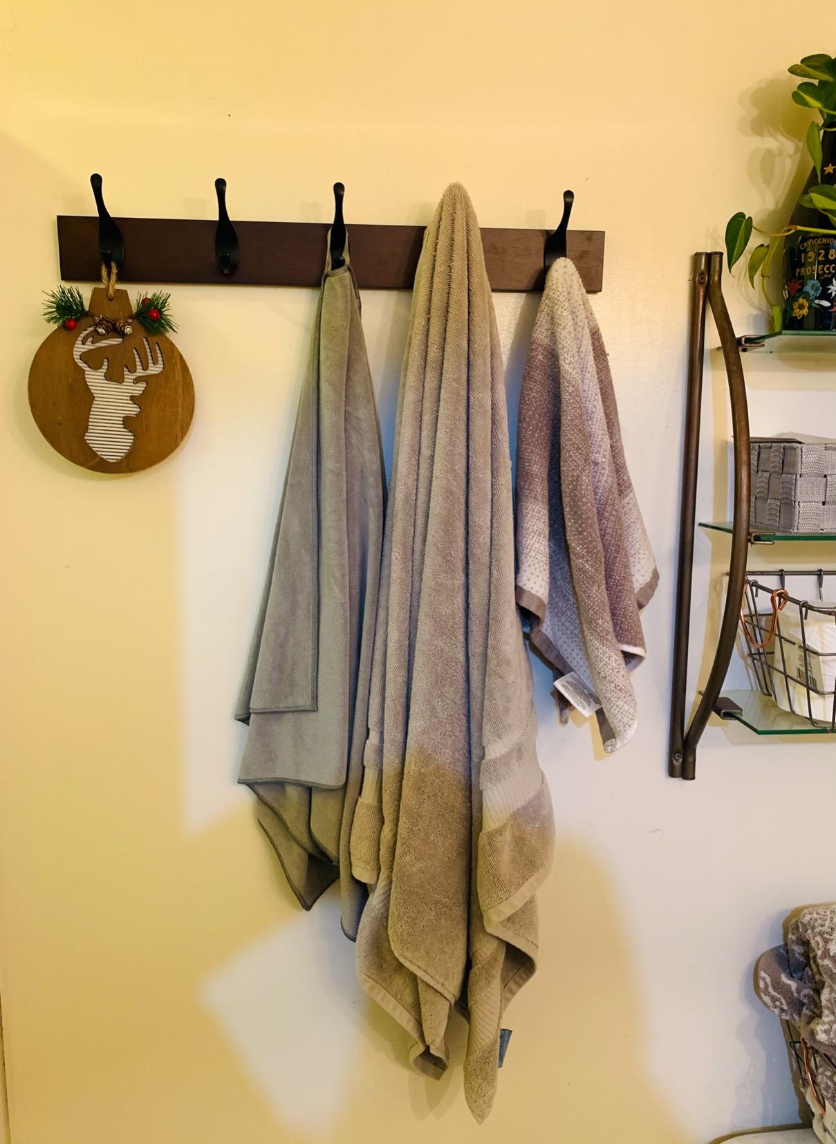 Amazon Basics Wall Mounted Modern Coat Rack for Entryway and Bedroom with Versatile Storage Hooks, Rectangular, 8-Hook, White customer photo 2