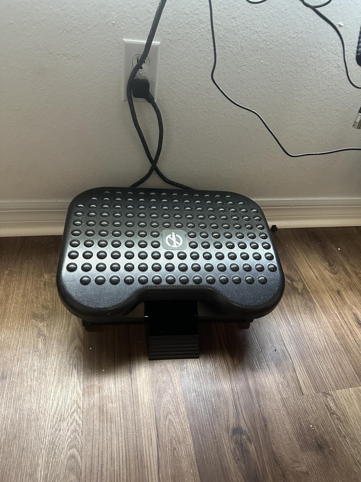 HUANUO Adjustable Foot Rest for Under Desk with Massage Surface and Tilt customer photo 1
