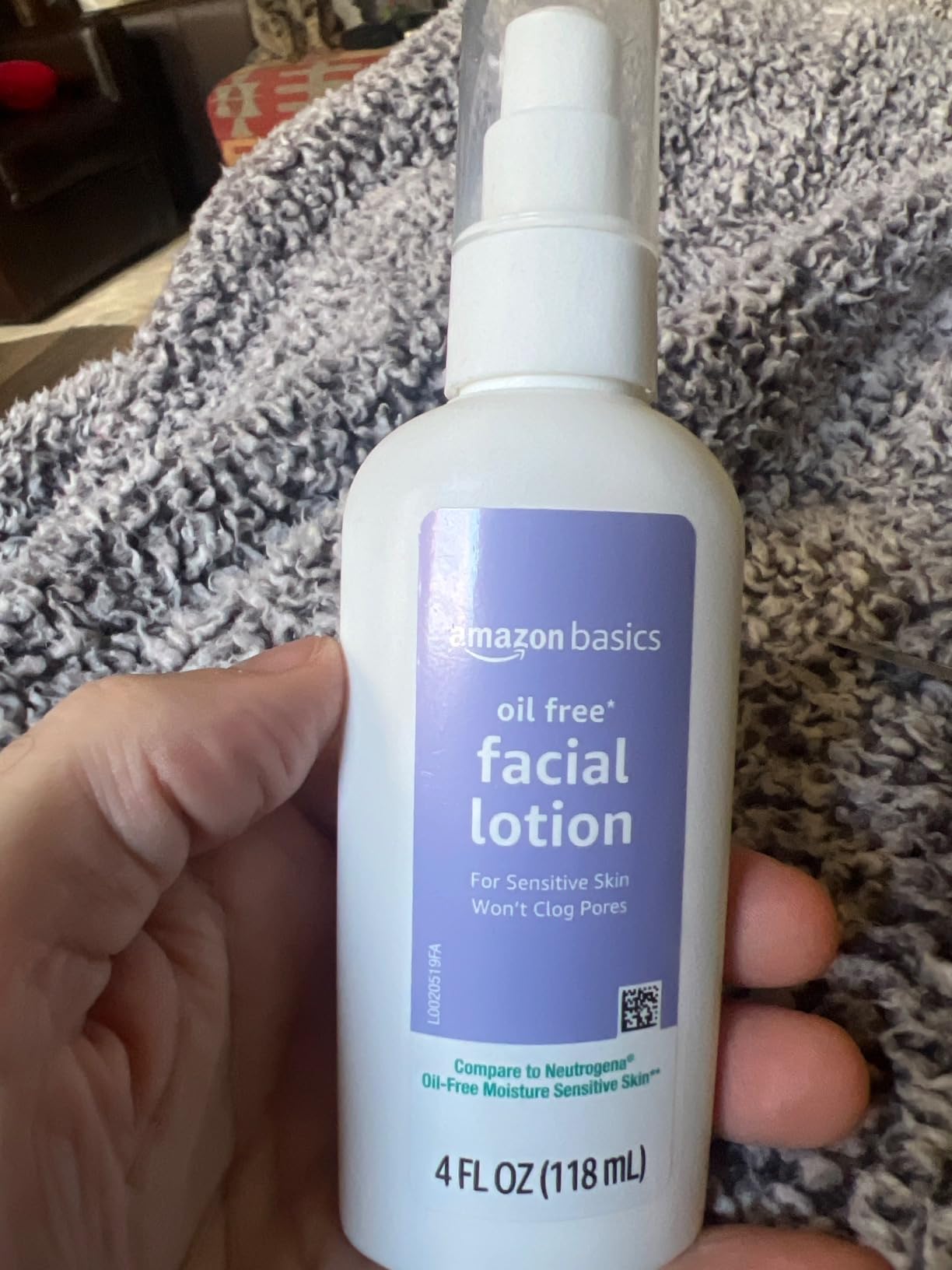 Amazon Basics Facial Moisturizer for Sensitive Skin, formulated without oil, Fragrance Free, Non-Comedogenic, 4 Fluid Ounce (Previously Solimo) customer photo 2