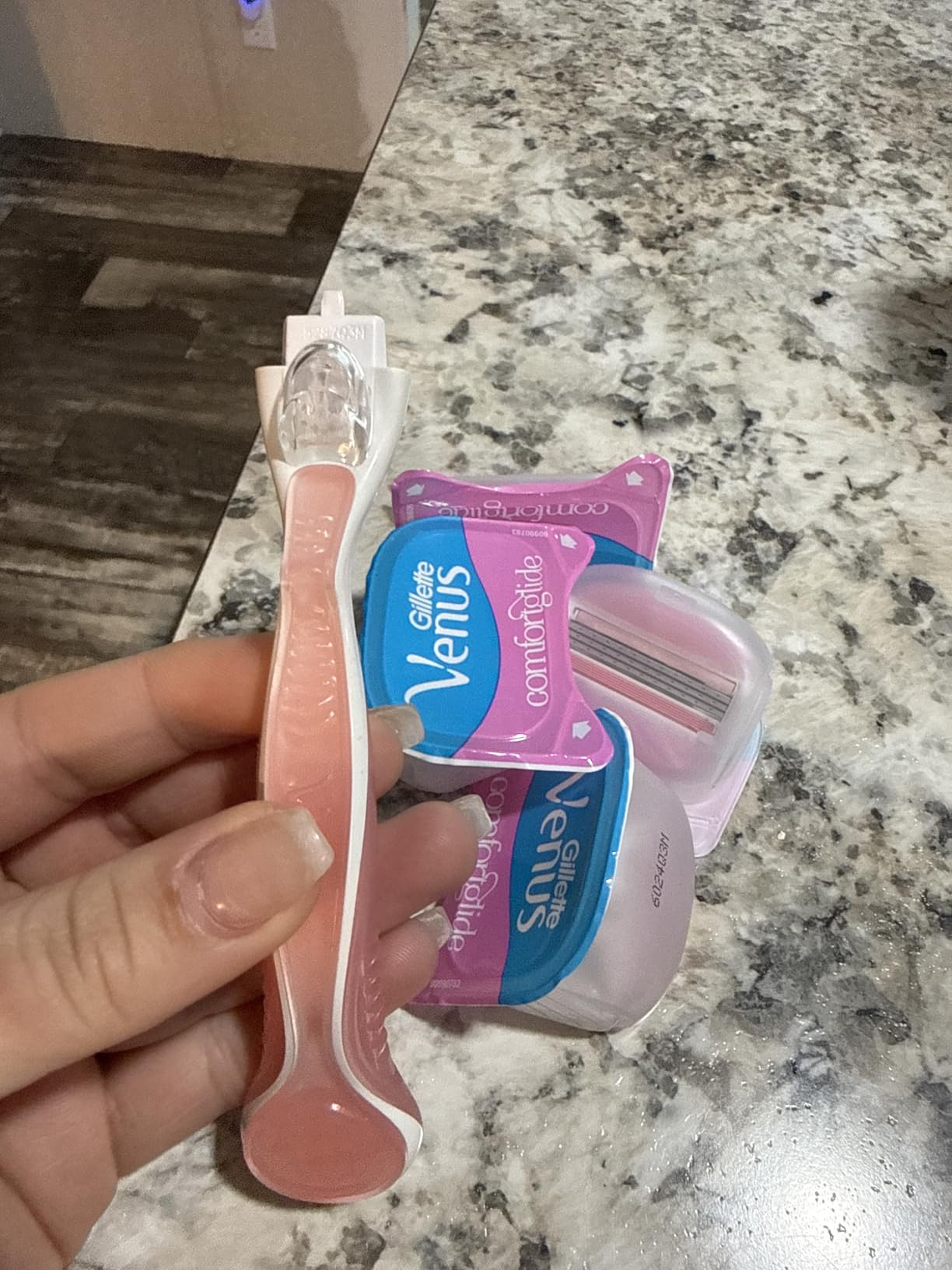 Gillette Venus ComfortGlide White Tea Women's Razor 1 Handle + 4 Blade Refills customer photo 2