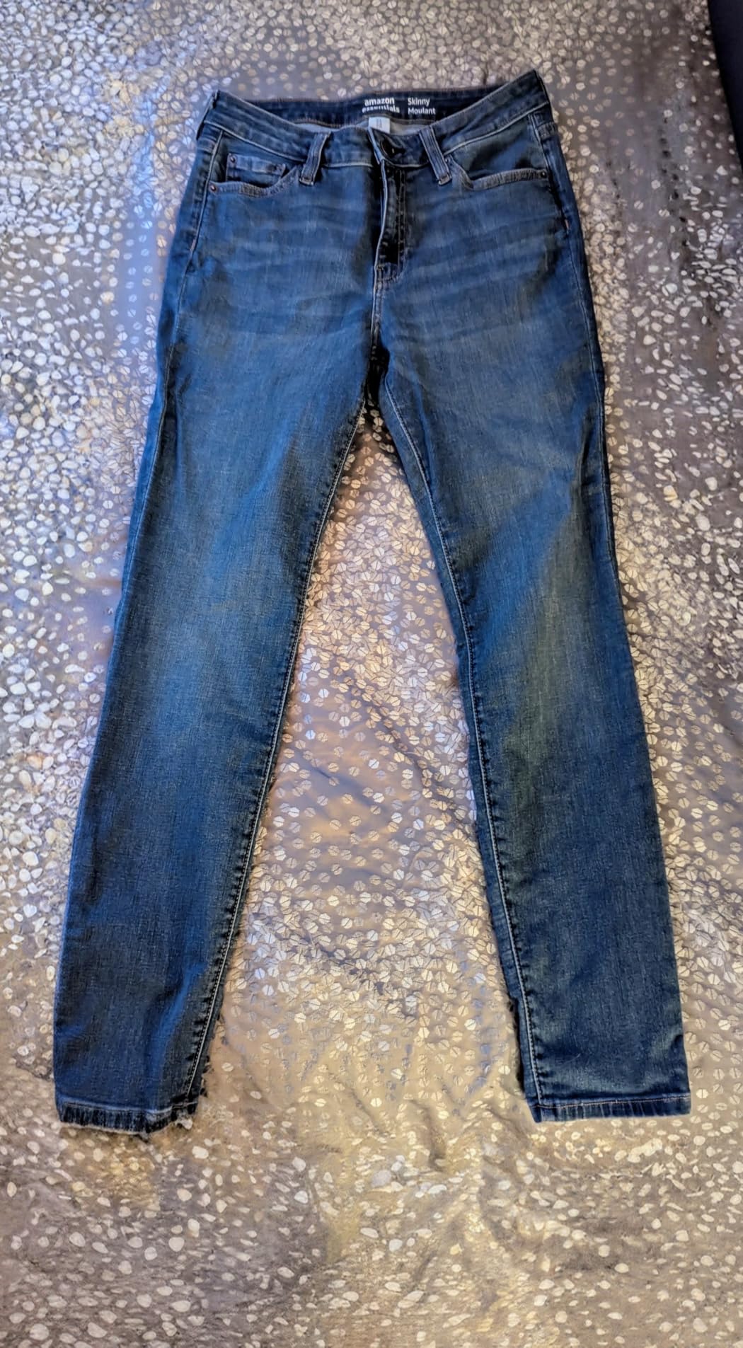 Amazon Essentials Women's Mid-Rise Stretchy Skinny Denim Jeans, 5-Pocket customer photo 2