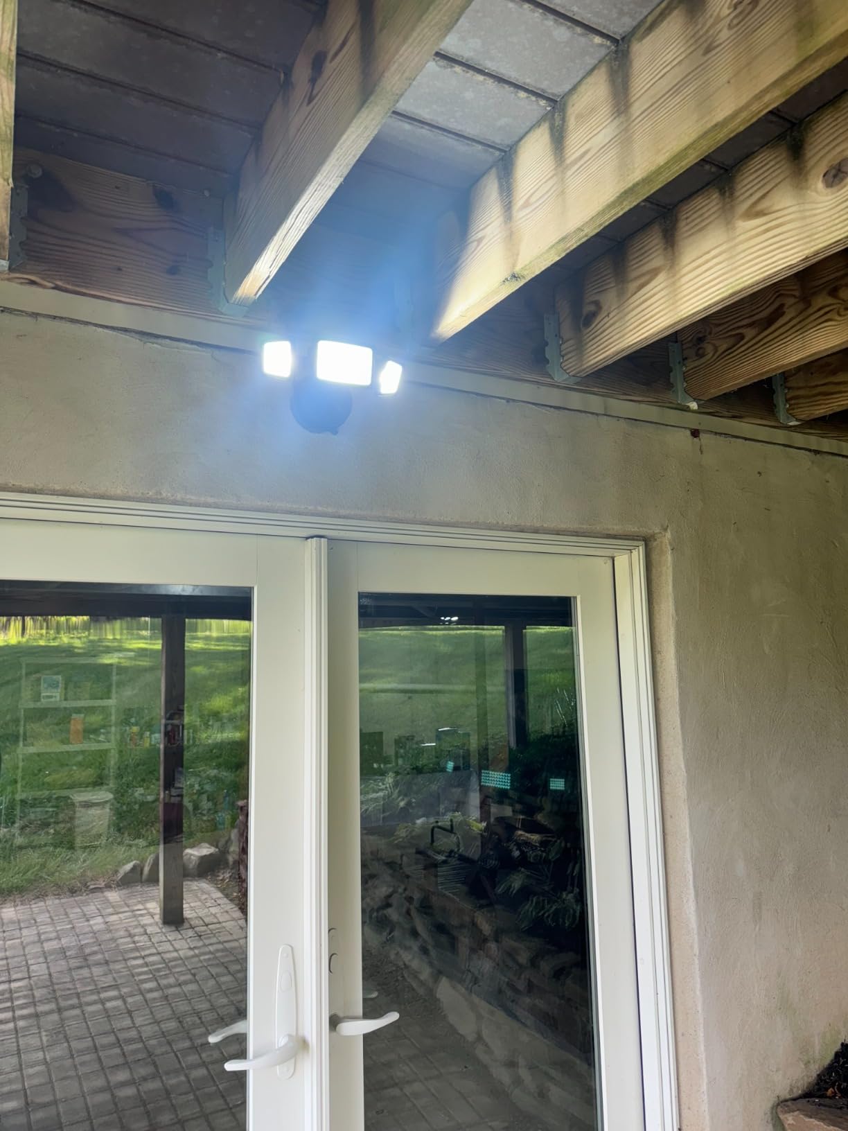 Onforu 75W Flood Lights Outdoor, 7000LM Brightness Security Lights Switch Controlled, 3 Adjustable Heads, IP65 Waterproof, 6500K Wall Mount Exterior LED Flood Light customer photo 2