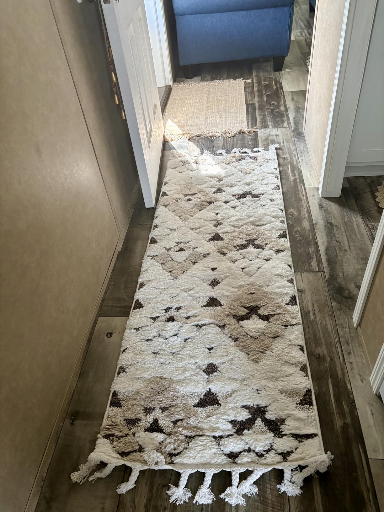 SAFAVIEH Area Rug 8x10 - Moroccan Tassel Shag Collection - Large - Ivory & Brown, Non-Shedding & Easy to Clean, Plush High-Low Texture, Ideal for Living Room, Bedroom, Dining Space (MTS688A) customer photo 1