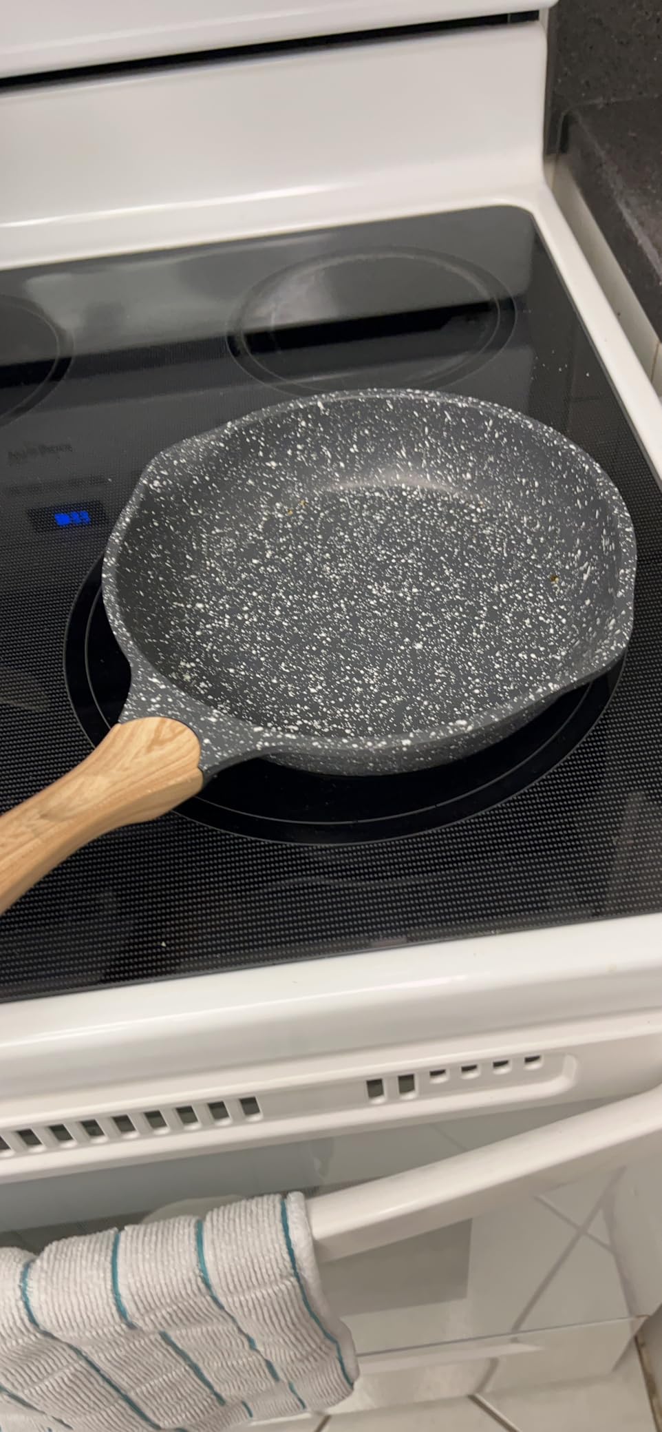 JEETEE 8 Inch Nonstick Frying Pan Easy Clean Small Egg Pan Skillet customer photo 1