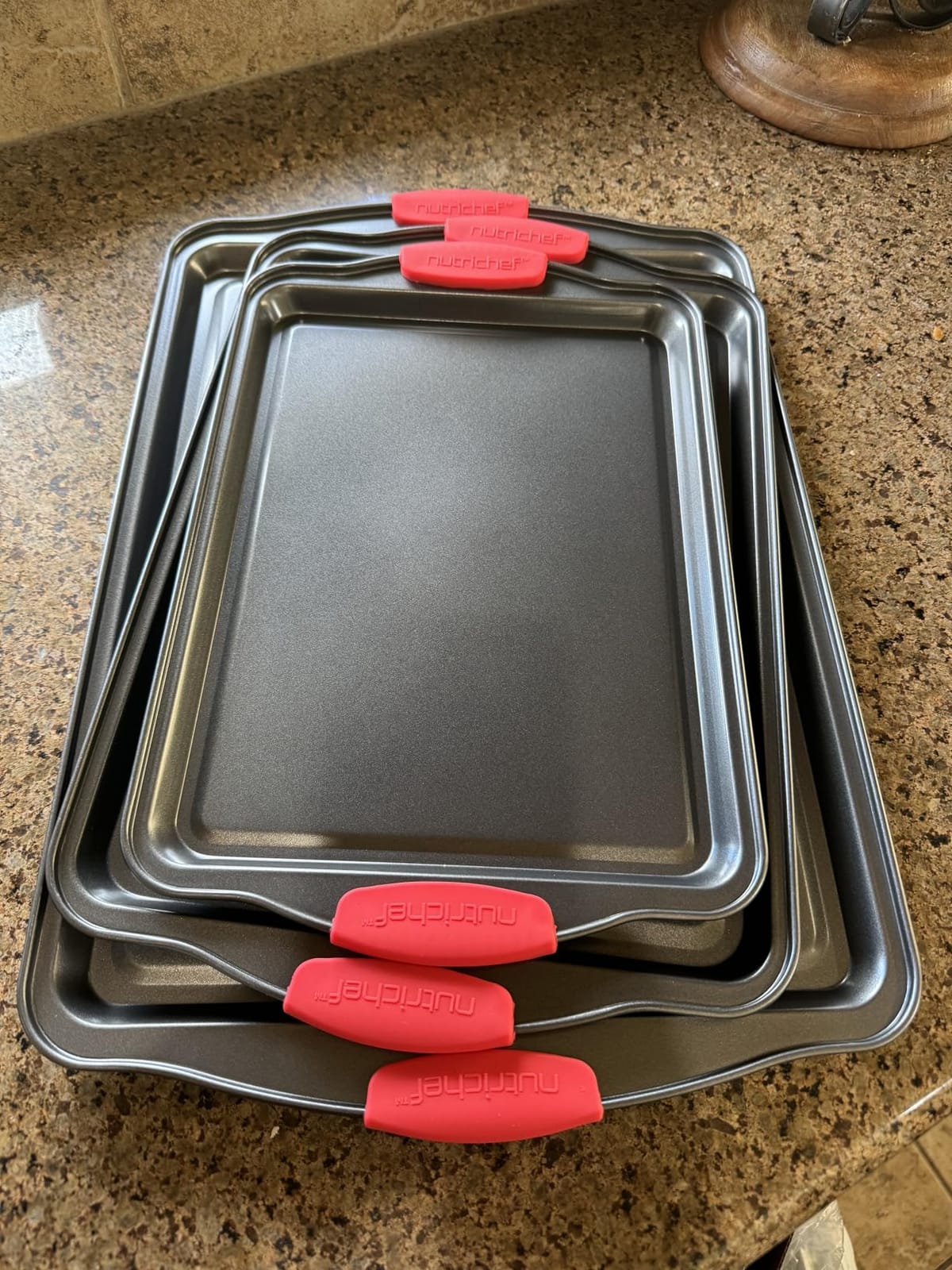 NutriChef Non-Stick Kitchen Oven Baking Pans-Deluxe & Stylish Nonstick Gray Coating Inside Outside, Commercial Grade Restaurant Quality Metal Bakeware with Red Silicone Handles NCSBS8S, 8 Piece Set customer photo 1