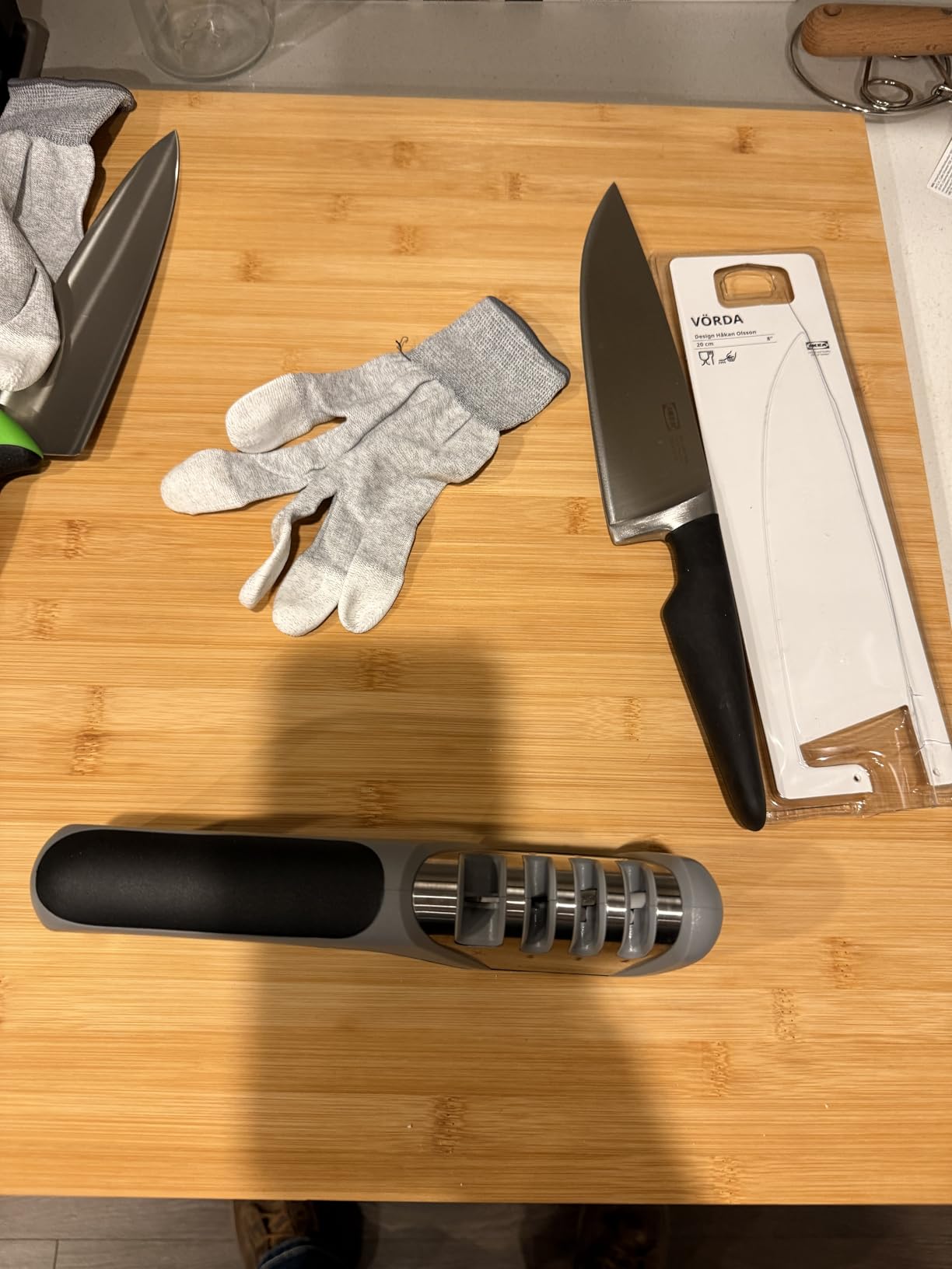 Longzon 5-in-1 Knife Sharpener 4 Stage with Cut-Resistant Glove, Quickly Sharpens & Restores Dull Blades, Easy & Safe for Home Manual Kitchen Use, Fits Most Knives and Scissors, Black+Silver customer photo 2