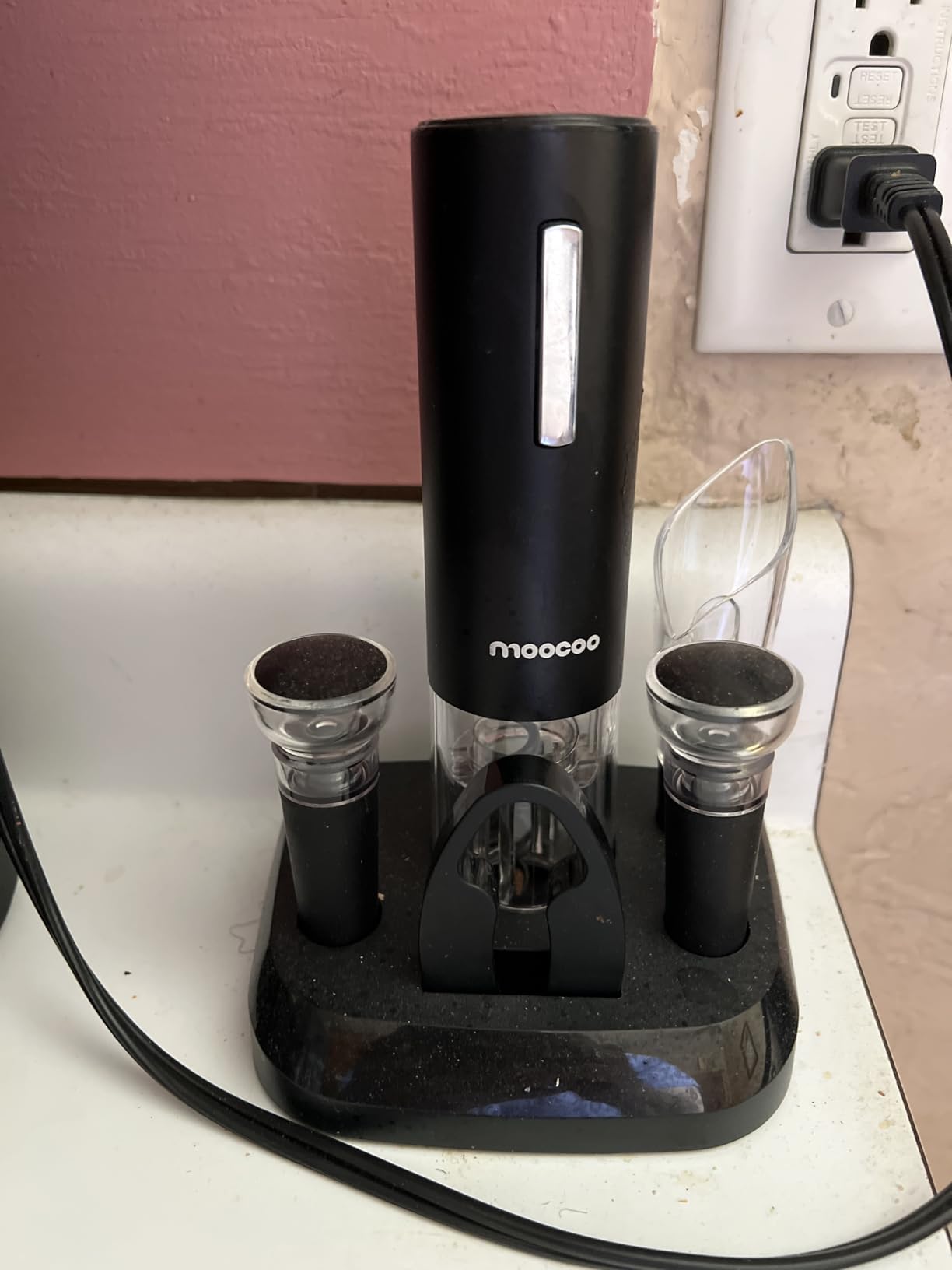 Moocoo Electric Wine Opener with Charging Base, Cordless Electric Wine Bottle Opener with 2-in-1 Aerator &Pourer, Foil Cutter, 2 Vacuum Preservation Stoppers, Display Charging Station for Easy Storage customer photo 1