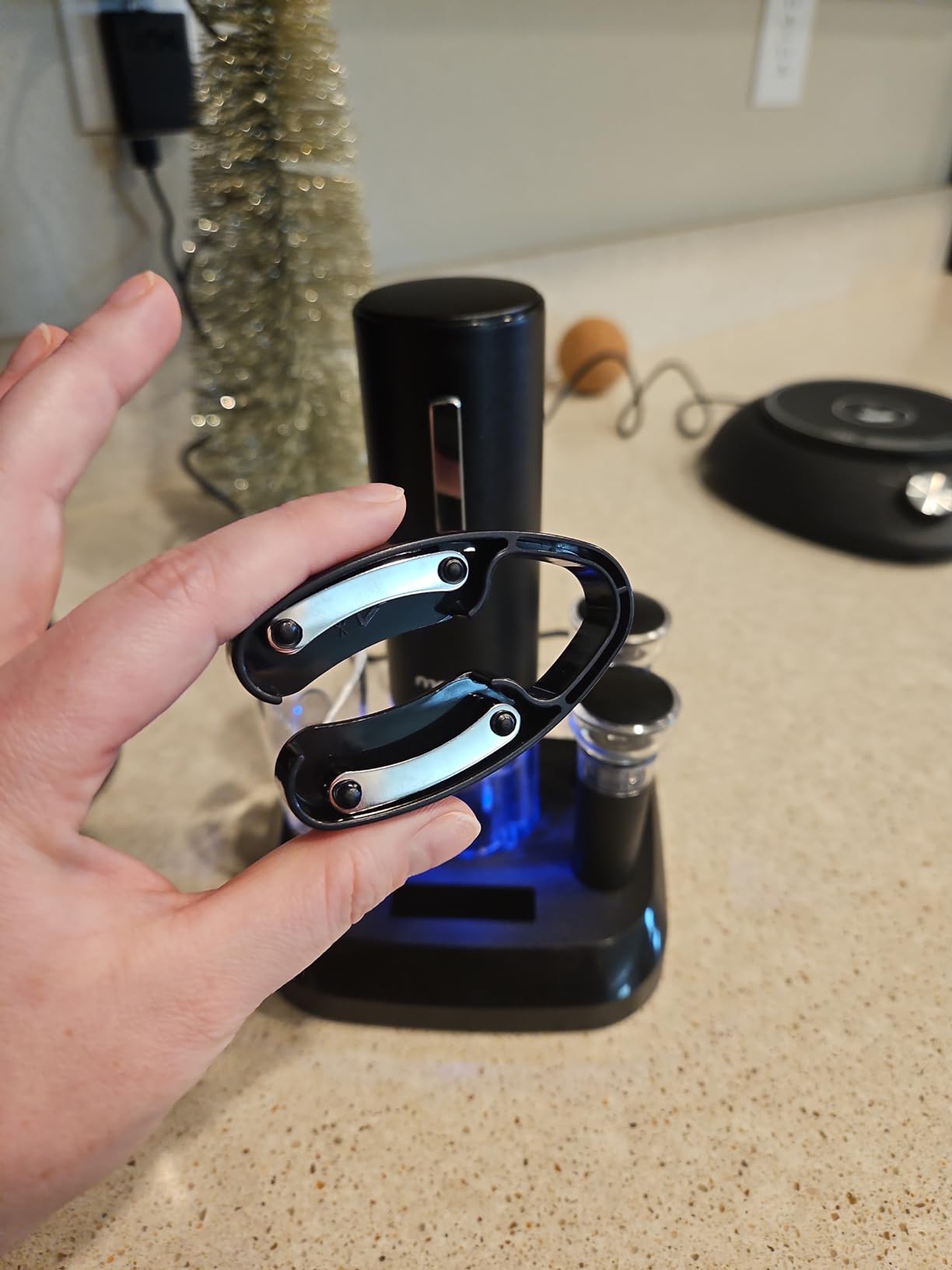Moocoo Electric Wine Opener with Charging Base, Cordless Electric Wine Bottle Opener with 2-in-1 Aerator &Pourer, Foil Cutter, 2 Vacuum Preservation Stoppers, Display Charging Station for Easy Storage customer photo 2