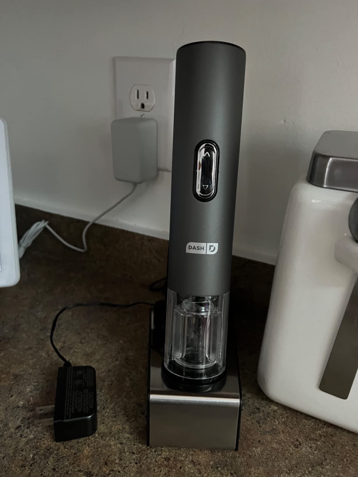 Dash Serve & Preserve Wine Set – Rechargeable Electric Wine Preservation System – Wine Bottle Opener, Vacuum Sealer, 2 Reusable Caps + Charging Base – Aqua customer photo 2
