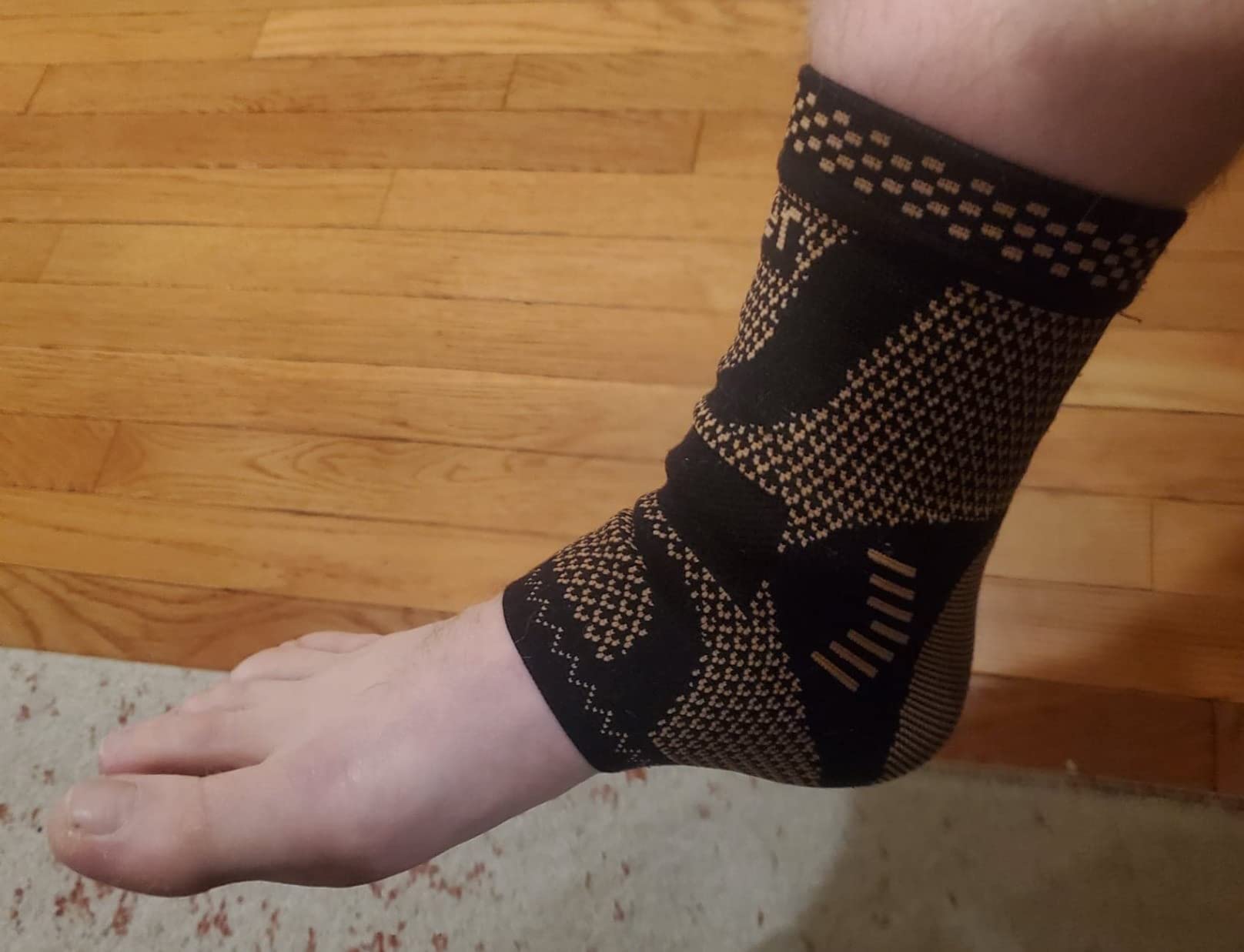 LISEPWU Copper Ankle Brace for Men & Women, Ankle Compression Sleeve 1 Pair customer photo 1