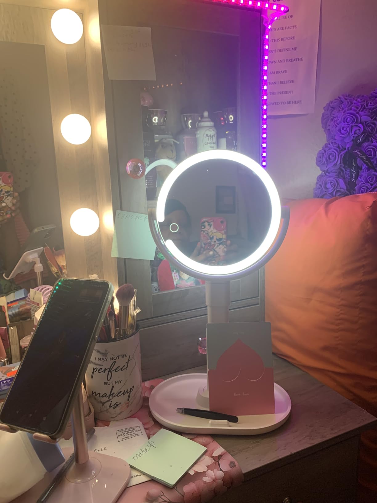 MOMOKUBA Makeup Mirror with Lights, 20X Magnifying Mirrors, Height Adjustable, Vanity Mirror with Lights Rechargeable 3 Color Modes, Double-Sided Detachable Travel Mirrors, Gift for Women, White customer photo 2