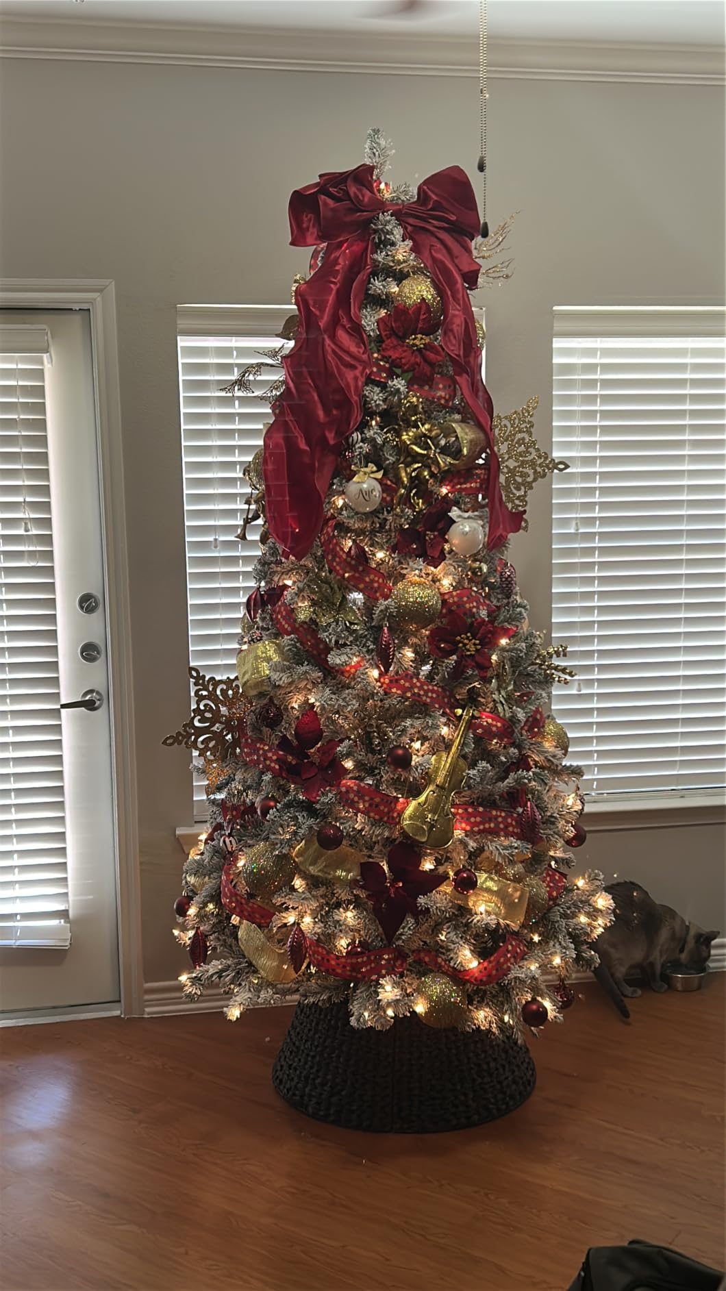 SHareconn 7ft Snow Flocked Spruce Pre-lit Artificial Christmas Tree, White customer photo 1