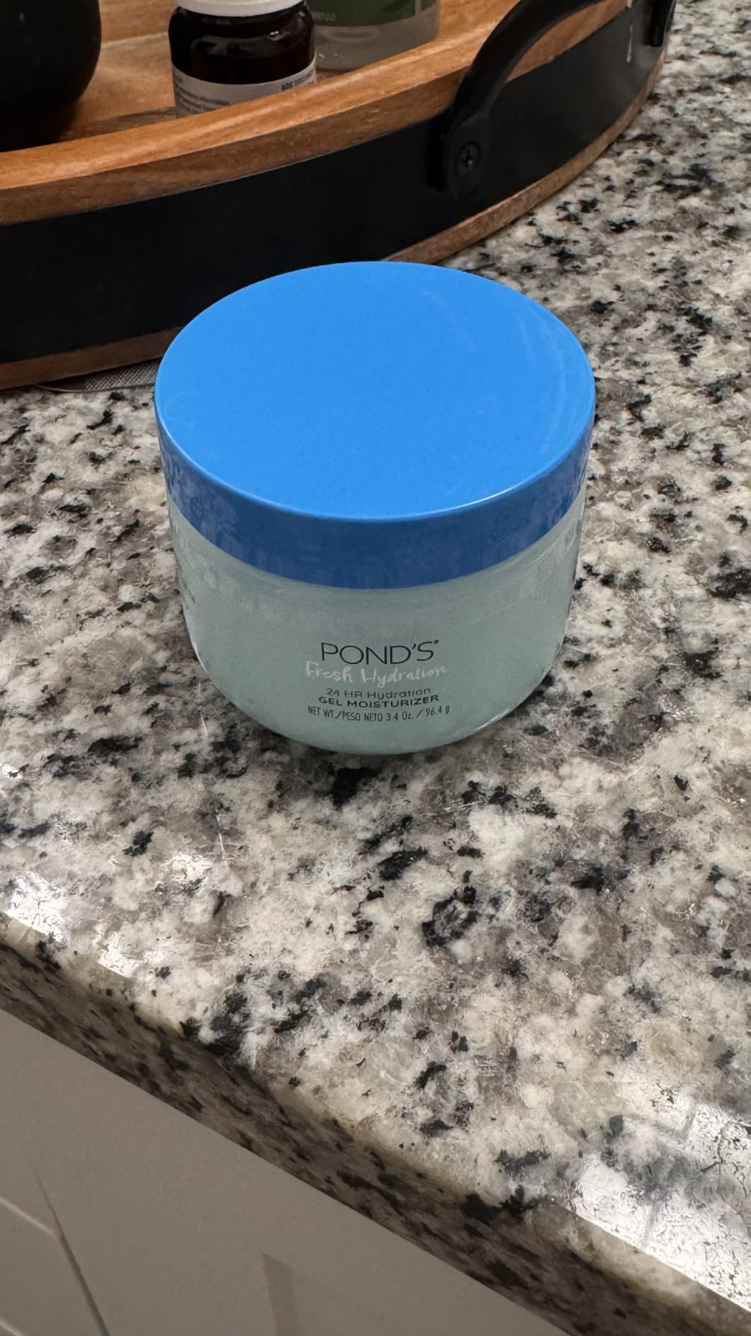 POND’S Fresh Hydration Gel Face Moisturizer, 24HR Hydration with Hyaluronic Acid, Vitamin E & B3 Niacinamide, Alcohol-Free, Oil-Free, Dermatologist Tested, 3.4 oz customer photo 1