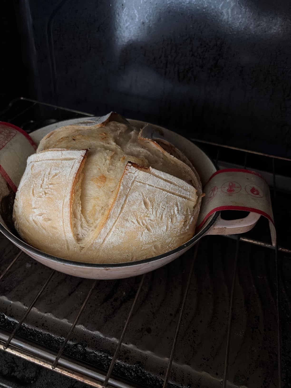 Enameled Round Cast Iron Bread Oven, 6 Qt Cast Iron Dutch Oven for Homemade Sourdough Bread Baking, Bread Pot with Dome Lid & Cotton Potholders (Cream White) customer photo 1
