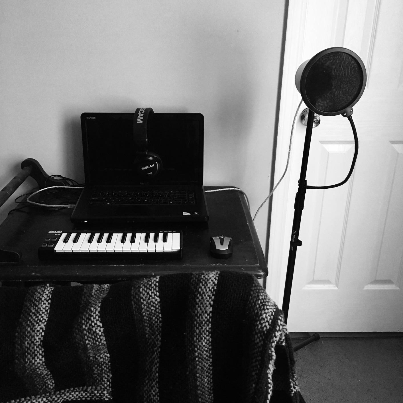 On-Stage MS7700B Tripod-Base Mic Stand (Setup for Vocal and Instrument Microphones, Adjustable Height, 5/8″-27 Threading, Portable, Folding, Nonslip Rubber Feet, Cable Clip, Steel, Black) customer photo 2