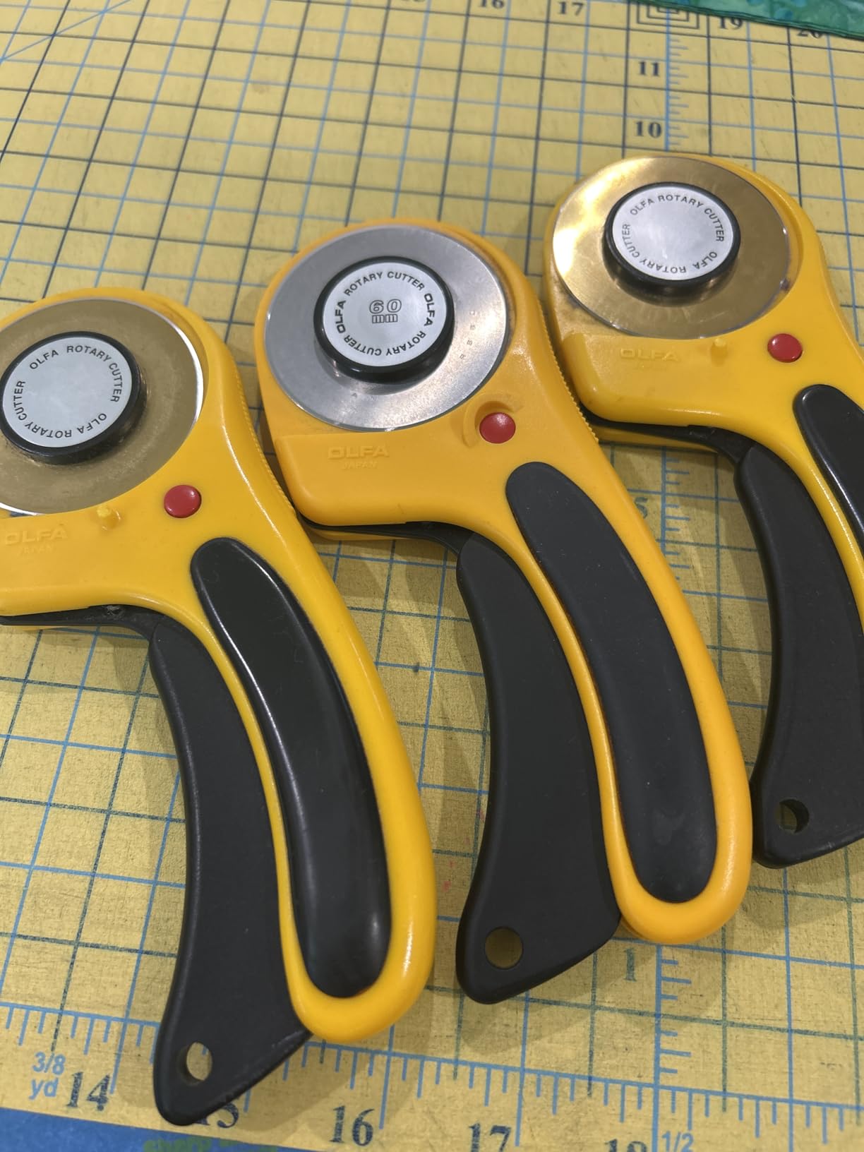 OLFA 60mm Ergonomic Squeeze-Handle Rotary Cutter (RTY-3/DX) - 12-Layer customer photo 2