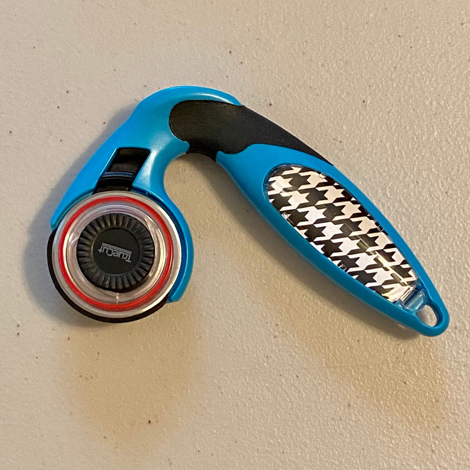 TrueCut My Comfort Rotary Cutter - 45mm Ergonomic Wheel Cutter for Fabric, Quilting, Sewing, Crafting - Left or Right-Handed - Track-and-Guide Ruler - Quilting and Sewing Supplies customer photo 2