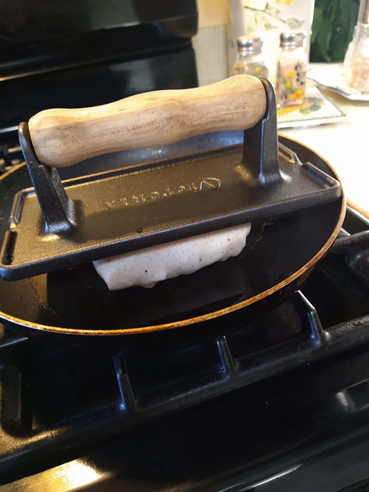 Victoria Cast Iron Panini Press, Burger Press, Bacon Press, Grill Press, Seasoned with 100% Kosher Certified Non-GMO Flaxseed Oil, Model Number: GAD-025 customer photo 1