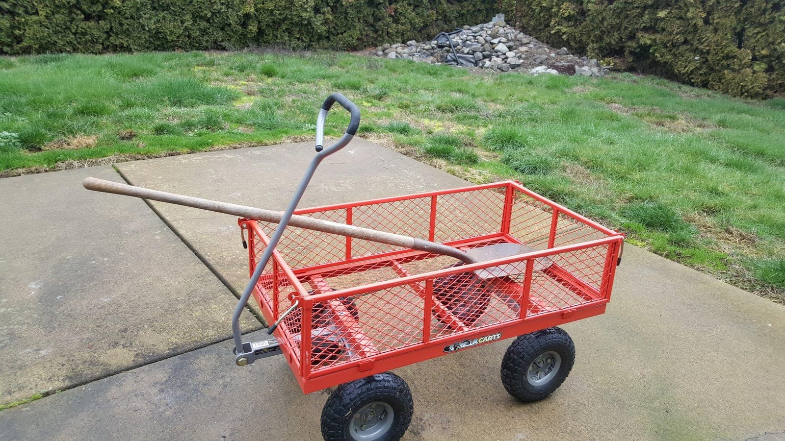 Gorilla Carts Steel Utility Garden Cart, 800 lb. Capacity, 4 Cu Ft, Red customer photo 2