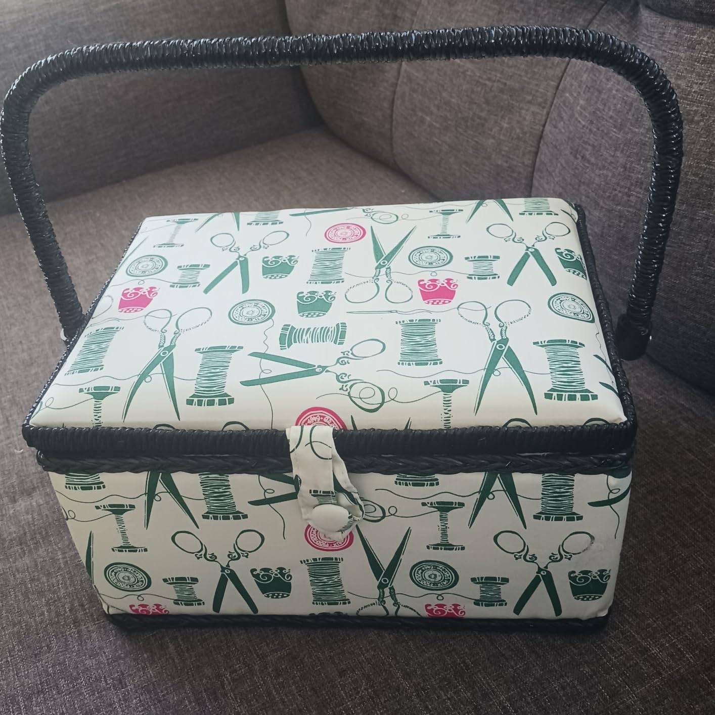 SINGER Large Sewing Basket Kit, Vintage Spools, Notions Pack, 127 Count customer photo 2