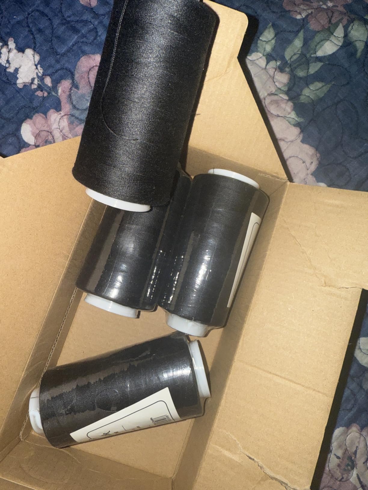 ilauke 4 x 3000 Yards Black Serger Thread Cones customer photo 1
